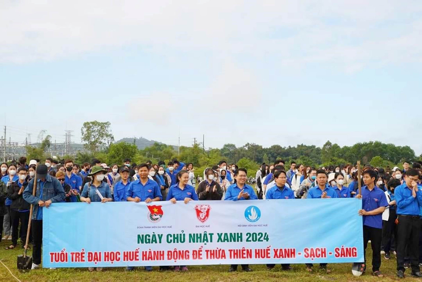 Tuổi trẻ ĐH Huế còn ra quân Ngày Chủ nhật xanh, hành động để Huế xanh, sạch, sáng. Tuổi trẻ ĐH Huế còn ra quân Ngày Chủ nhật xanh, hành động để Huế xanh, sạch, sáng.