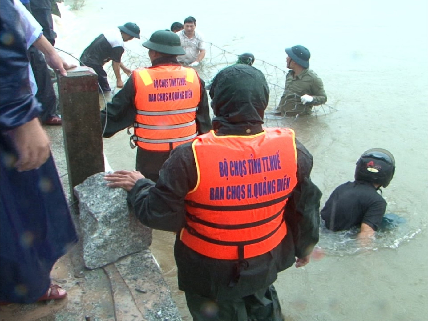 Công tác hộ đê kéo dài liên tục trong hơn 5 giờ đồng hồ giữa mưa lũ nguy hiểm.
