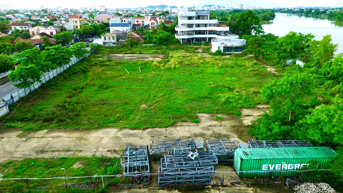 Về phía Sở Xây dựng TP Huế, đơn vị này cho biết đã nhiều lần yêu cầu Công ty Cổ phần Hạ tầng Đông Á khẩn trương thực hiện các thủ tục đầu tư xây dựng theo đúng cam kết. Nếu sau thời gian gia hạn mà dự án tiếp tục chậm trễ, đơn vị sẽ xem xét, kiến nghị xử lý theo quy định pháp luật. Về phía Sở Xây dựng TP Huế, đơn vị này cho biết đã nhiều lần yêu cầu Công ty Cổ phần Hạ tầng Đông Á khẩn trương thực hiện các thủ tục đầu tư xây dựng theo đúng cam kết. Nếu sau thời gian gia hạn mà dự án tiếp tục chậm trễ, đơn vị sẽ xem xét, kiến nghị xử lý theo quy định pháp luật.