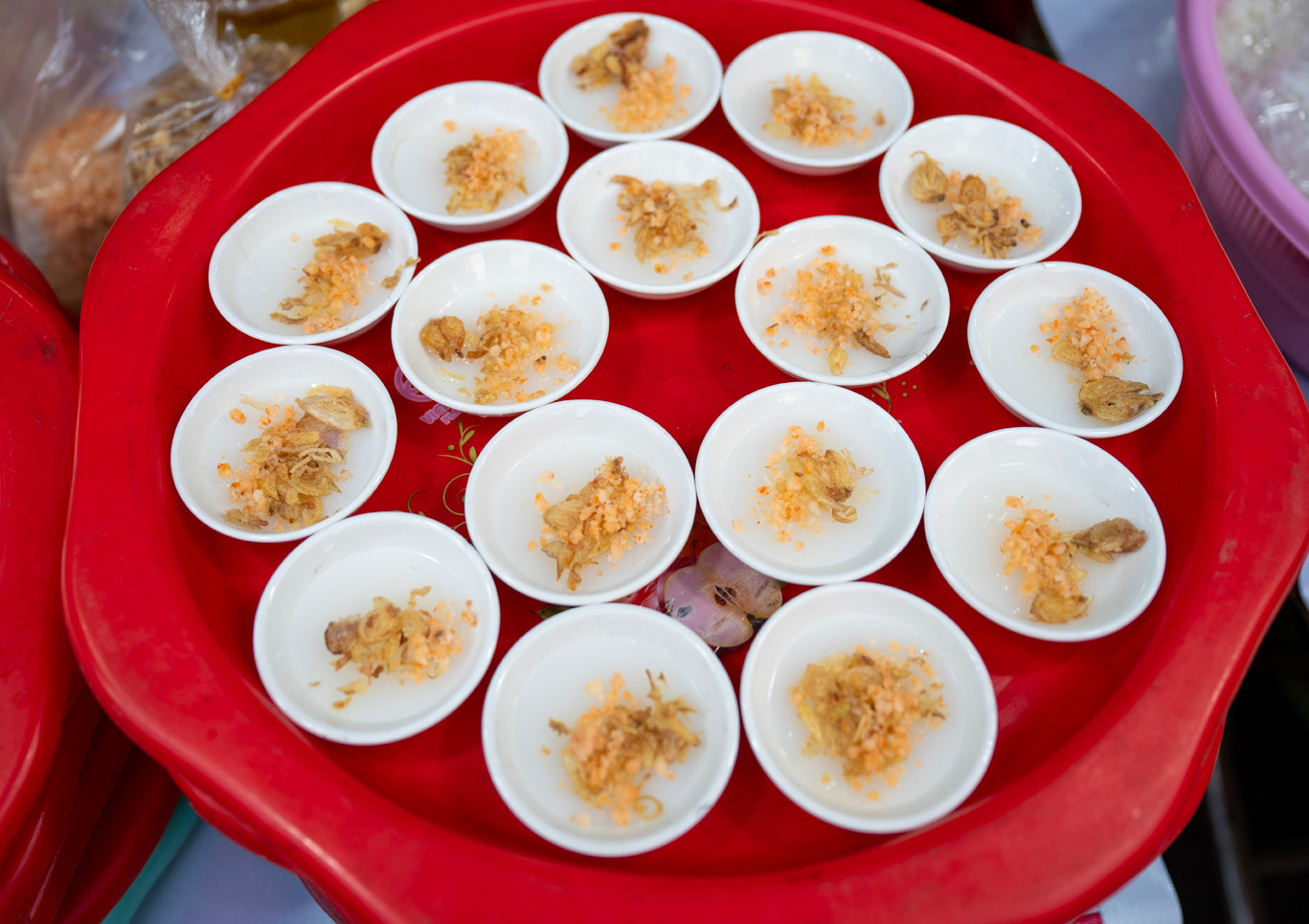 Điểm đến được chú ý nhất trong không gian lễ hội là khu vực ẩm thực Huế. Tại đây, mỗi món ăn được trình bày tinh tế, đúng kiểu Huế. Đó là những bát cơm hến nhỏ thơm nồng mắm ruốc; bún bò Huế sợi to, nước dùng sậm màu, với lát giò heo béo mềm; bánh bèo trong chén sứ trắng phủ tôm chấy, rưới mỡ hành... Nhiều người không chỉ đến để ăn mà còn nghe những câu chuyện về cách chế biến, cách thưởng thức sao cho đúng vị, đúng “chuẩn” cơm hến, bún bò, bánh bèo, bánh khoái, bánh cuốn... xứ Huế. Ảnh: L.H.H.Hải