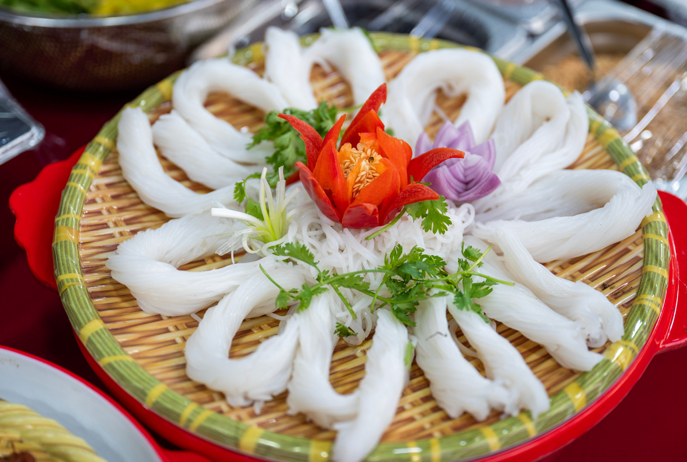 Điểm đến được chú ý nhất trong không gian lễ hội là khu vực ẩm thực Huế. Tại đây, mỗi món ăn được trình bày tinh tế, đúng kiểu Huế. Đó là những bát cơm hến nhỏ thơm nồng mắm ruốc; bún bò Huế sợi to, nước dùng sậm màu, với lát giò heo béo mềm; bánh bèo trong chén sứ trắng phủ tôm chấy, rưới mỡ hành... Nhiều người không chỉ đến để ăn mà còn nghe những câu chuyện về cách chế biến, cách thưởng thức sao cho đúng vị, đúng “chuẩn” cơm hến, bún bò, bánh bèo, bánh khoái, bánh cuốn... xứ Huế. Ảnh: L.H.H.Hải