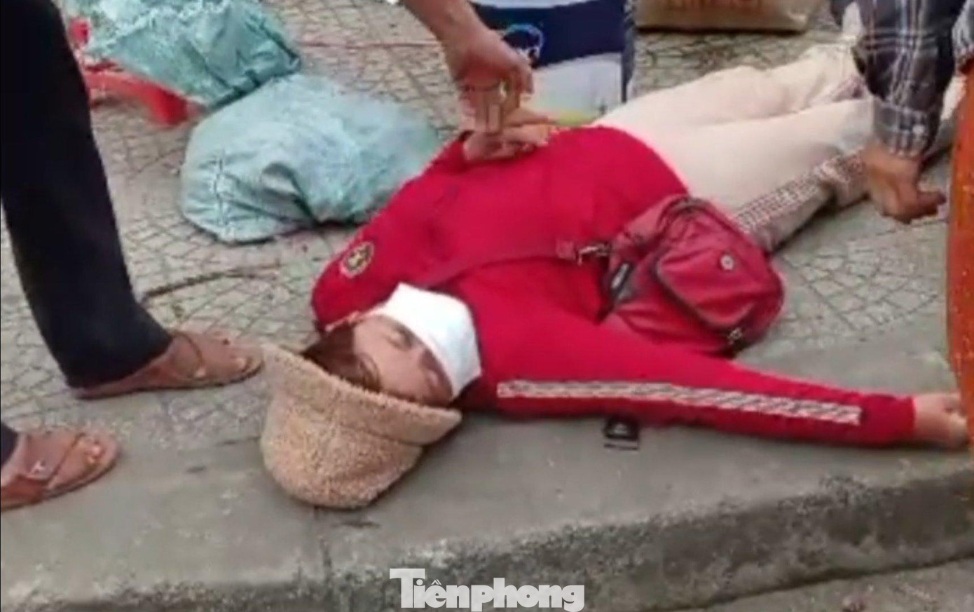 Tiểu thương choáng ngã sau khi nhóm người của Ban quản lý chợ Tứ Hạ ra phố xử lý, cưỡng chế xe bán hàng rong của chị này