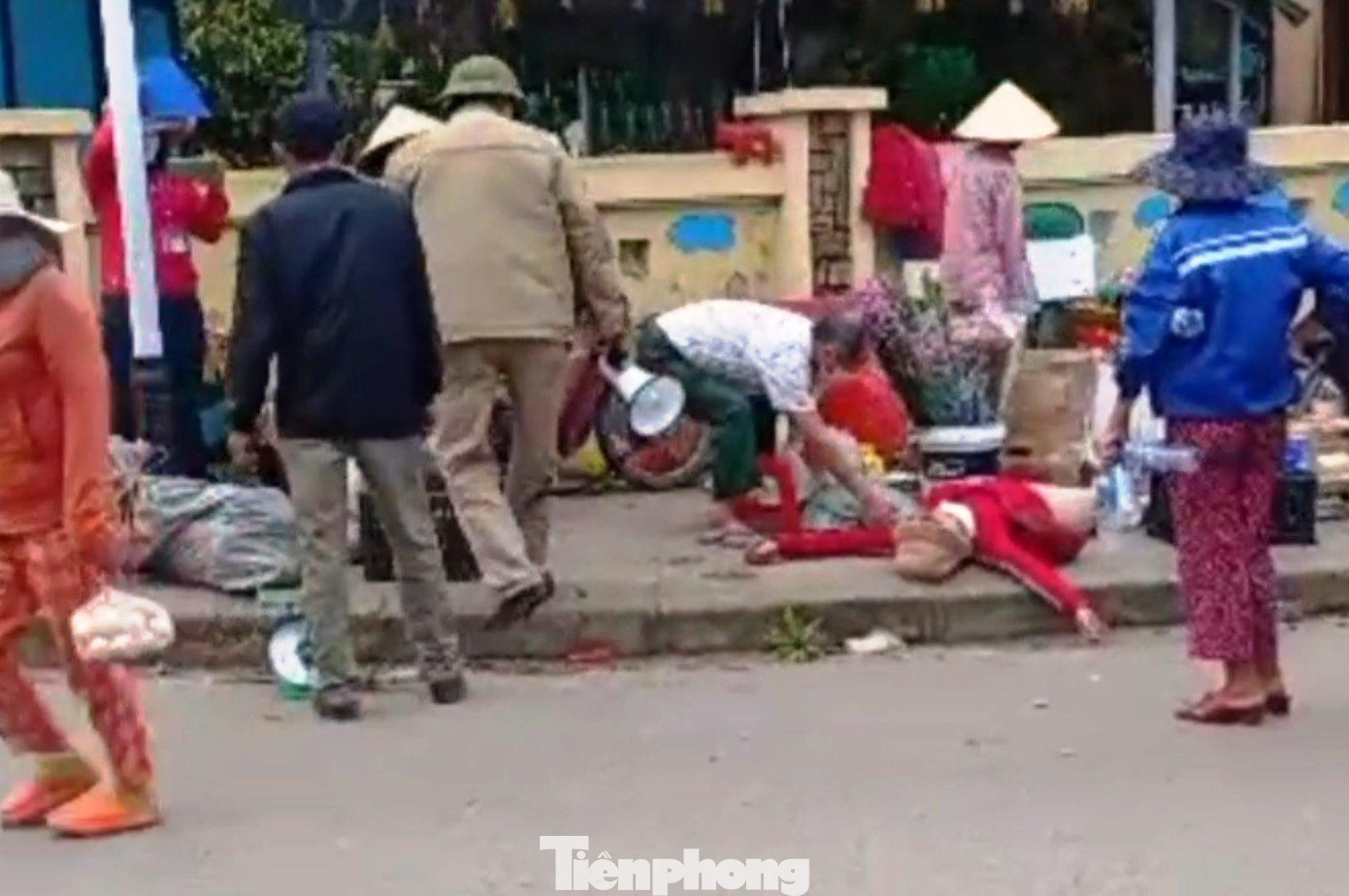 Theo lãnh đạo UBND thị xã Hương Trà, Ban quản lý chợ Tứ Hạ ra đường xử lý hàng rong thay cho lực lượng quản lý trật tự đô thị, công an, chính quyền phường là sai