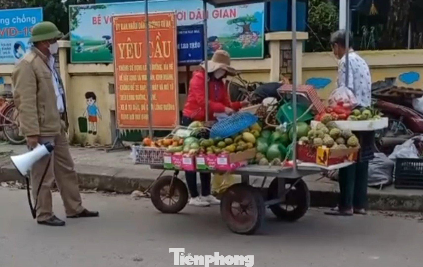 Không chỉ cưỡng chế, dịch chuyển hàng hóa, Ban quản lý chợ còn thu giữ xe hàng rong bán ngoài đường phố, đưa vào bên trong chợ với lý do để "vận động" tiểu thương vào buôn bán