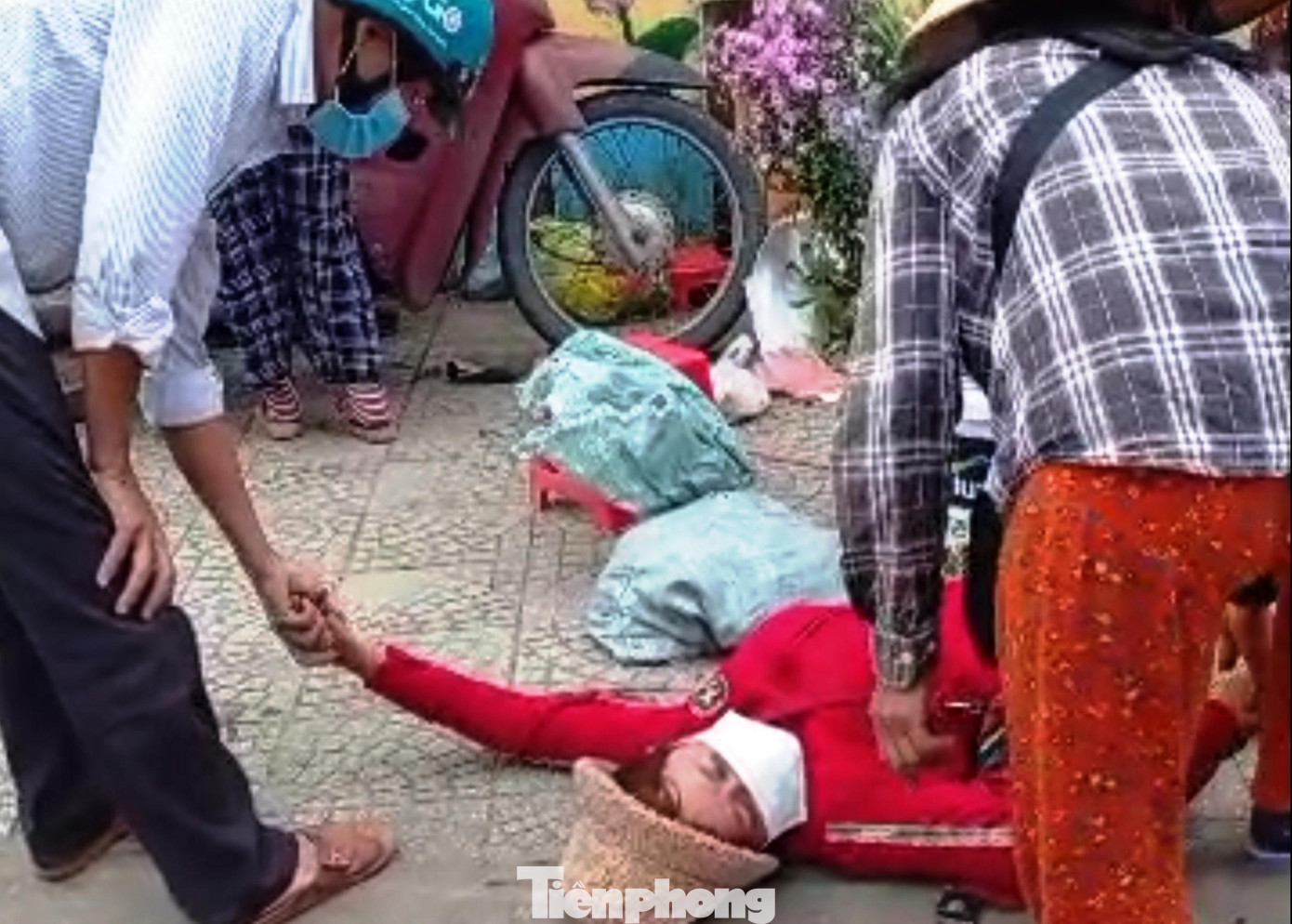 Nạn nhân chỉ được đưa đi cấp cứu tại Bệnh viện Trung ương Huế (cơ sở 2) từ sự phối hợp hỗ trợ của công an và người dân