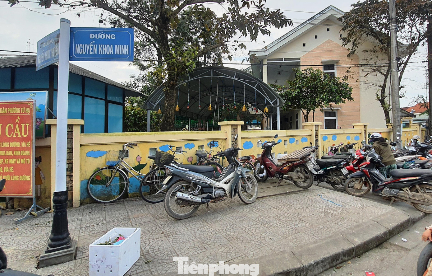 Khu vực xảy ra vụ việc là vỉa hè đường Nguyễn Khoa Minh, cạnh Trường mầm non Tứ Hạ, không liên quan đến không gian chợ Tứ Hạ