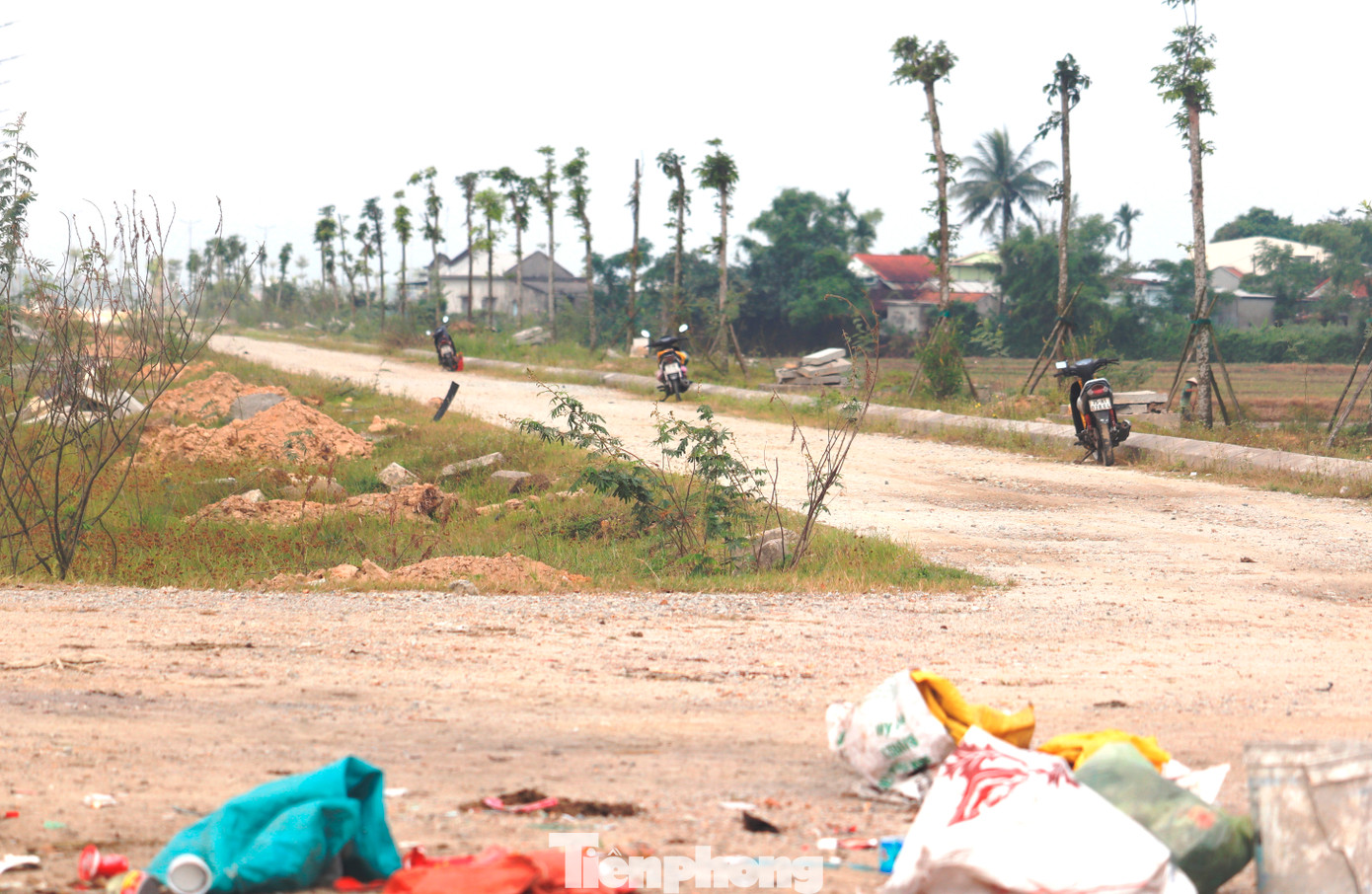 Liên quan công trường “đóng băng”, ông Hà Xuân Hậu - Giám đốc Ban Quản lý dự án đầu tư xây dựng và phát triển đô thị TP Huế - cho biết, hiện một nhánh tuyến đã hoàn thành thi công lớp cấp phối đá dăm thứ 3 và đang chờ kết quả quan trắc độ lún để đảm bảo yêu cầu kỹ thuật trước khi tiến hành rải thảm nhựa. Nhánh còn lại sẽ tiếp tục đắp lớp cấp phối, sau khi nhánh thứ nhất hoàn thành rải thảm, nhằm tránh làm hỏng lớp đắp cuối cùng do phương tiện di chuyển qua lại. Dự kiến, kết quả đánh giá độ lún sẽ có vào đầu tuần tới.