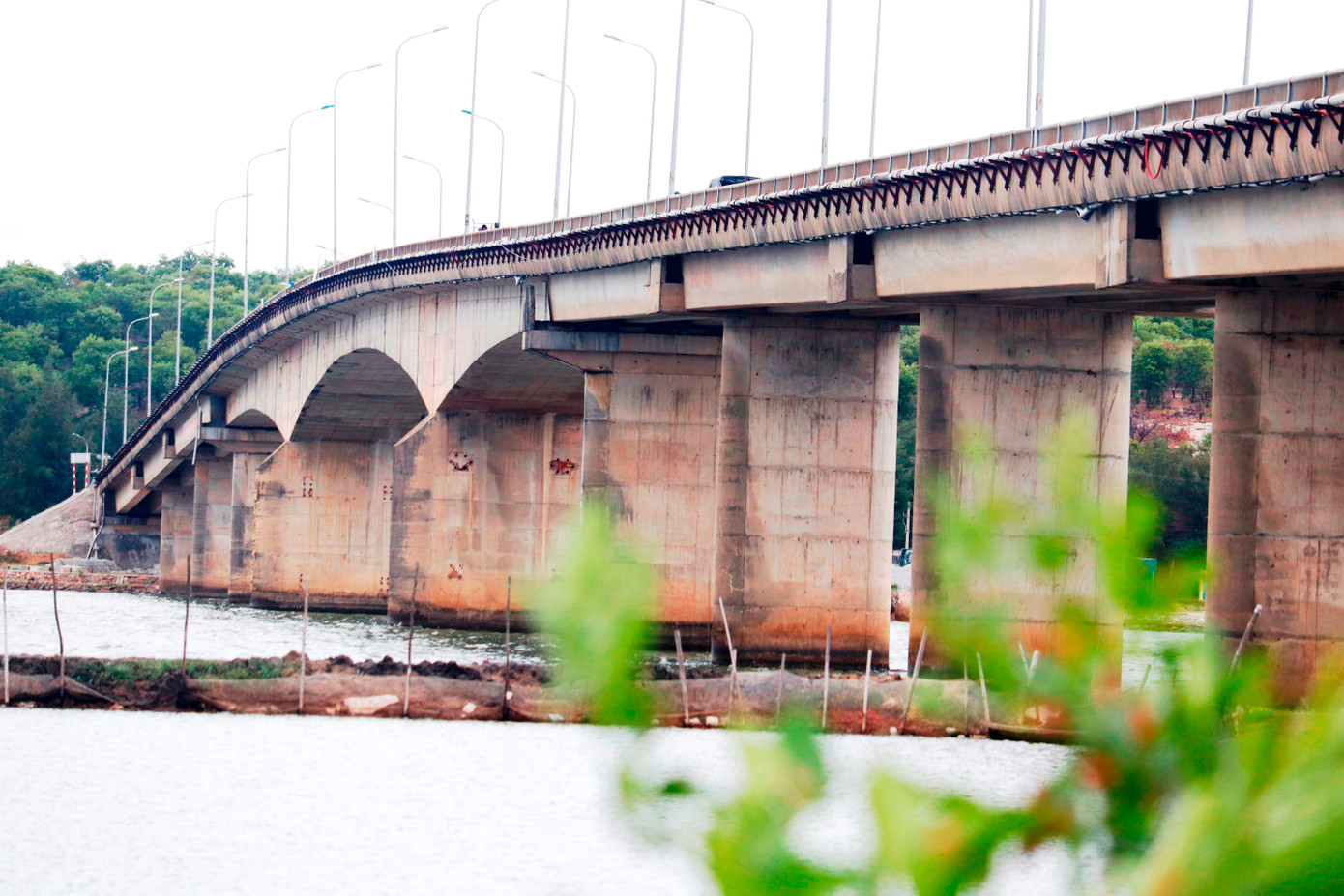 Đa số người dân các xã Hương Phong và Hải Dương cho rằng, ngày nay, cây cầu qua bến đò xưa phải được đặt tên là Ca Cút, như vậy mới mang tính đặc trưng của địa phương, do liên quan đến địa danh bến đò Ca Cút. Hơn nữa, khi đổi tên cầu từ Ca Cút - theo tên trong dự án, thành cầu Tam Giang, cơ quan chức năng đã không tổ chức lấy ý kiến của người dân địa phương. Mặt khác, theo dân địa phương, tên cầu Tam Giang cũng không mang ý nghĩa lịch sử, văn hóa gắn với vùng đất mà cây cầu được xây dựng và hiện dụng.