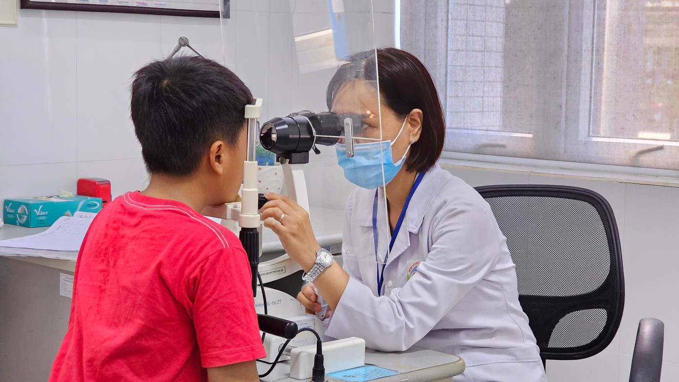 Khám bệnh cho người bị đau mắt đỏ tại TT-Huế. Ảnh: Hoàng Dũng Khám bệnh cho người bị đau mắt đỏ tại TT-Huế. Ảnh: Hoàng Dũng