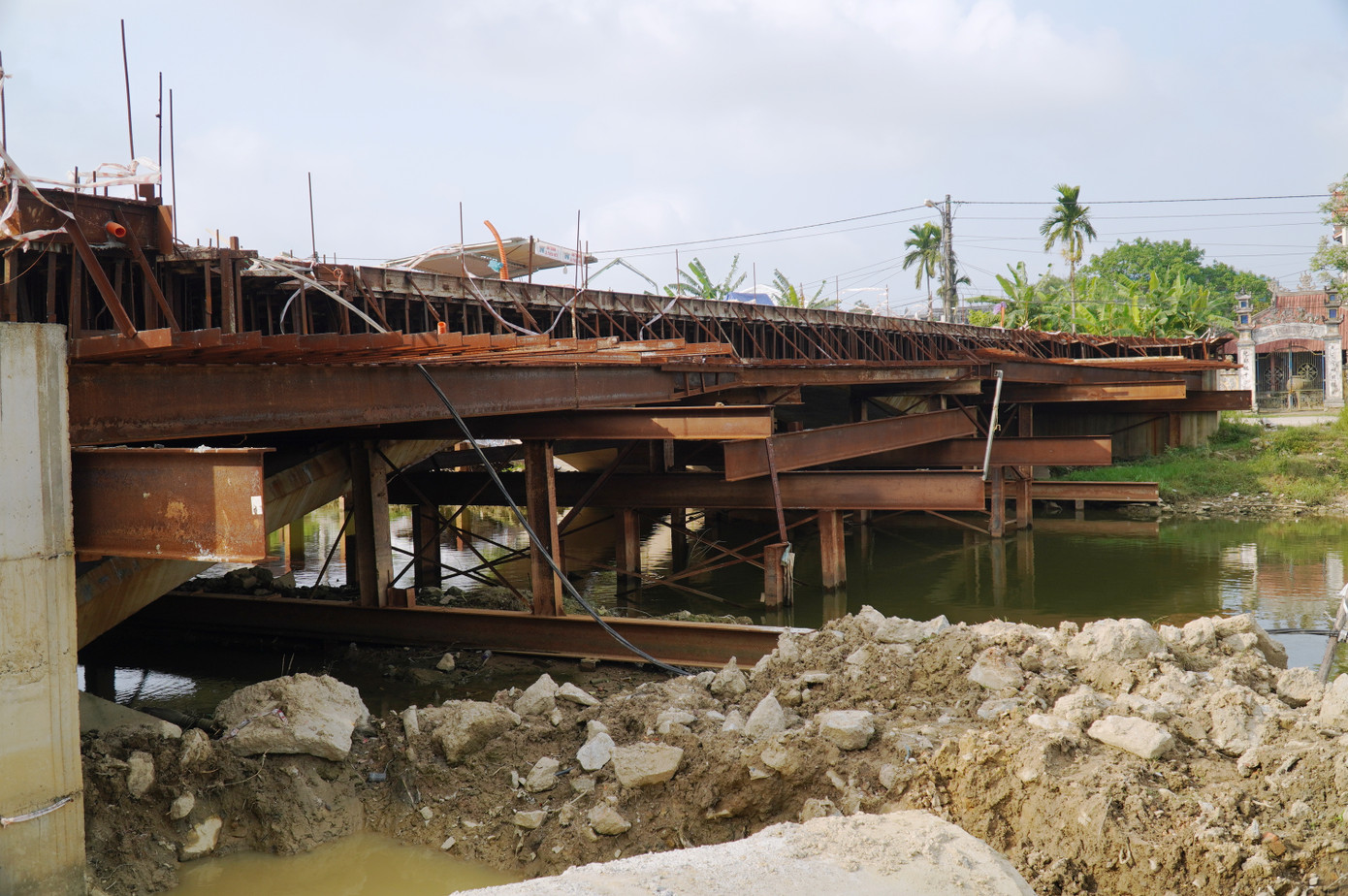 Năm 2018, công trình khởi công xây dựng, với tổng mức đầu tư ban đầu 32 tỷ đồng, do Ban Quản lý Dự án (QLDA) Đầu tư Xây dựng và Phát triển đô thị tỉnh TT-Huế làm chủ đầu tư.