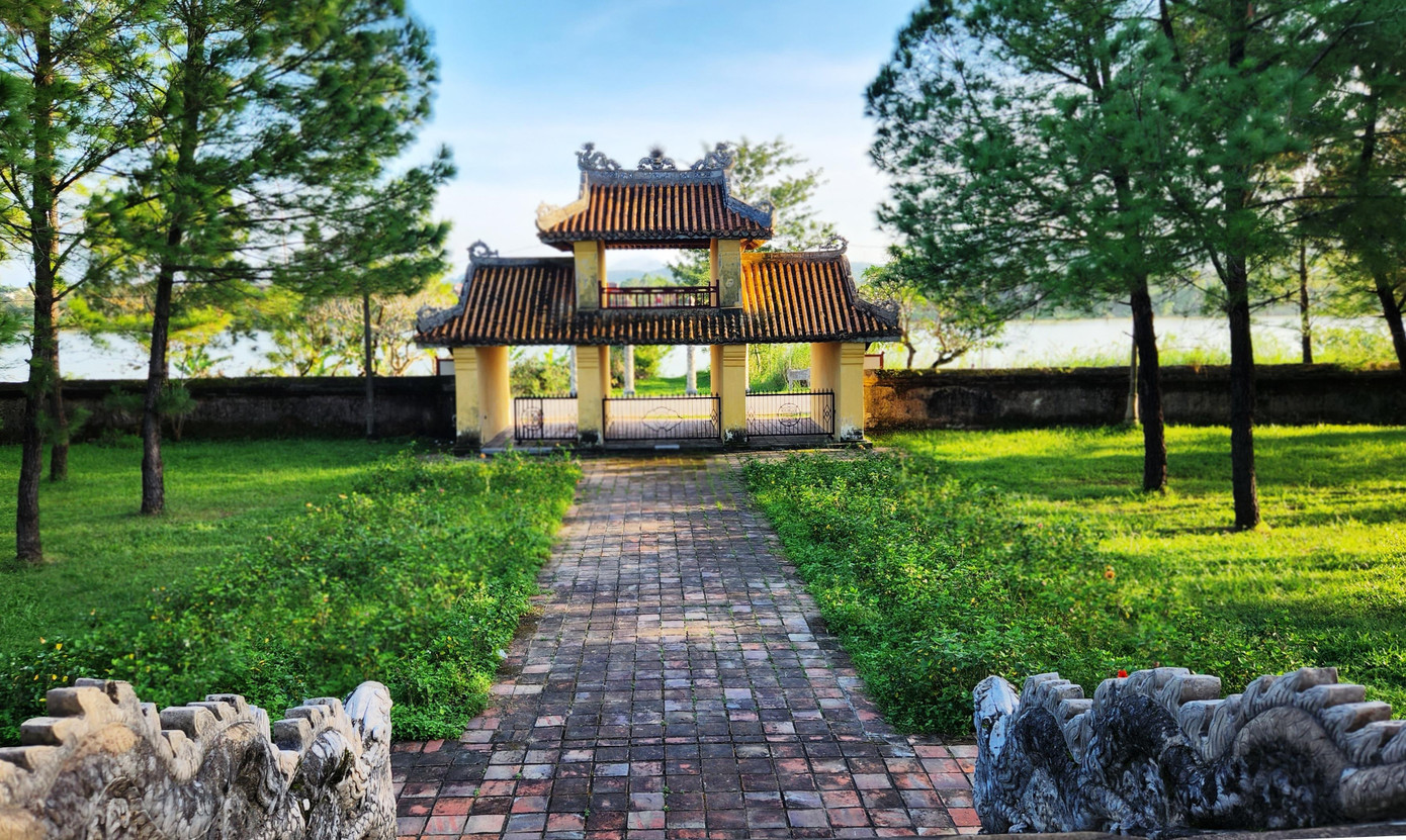 Nằm cách ngôi chùa Thiên Mụ nổi tiếng chưa đầy 1km, mặt công trình hướng ra sông Hương, Văn Miếu thuộc địa phận phường Hương Hồ (TP Huế). Nơi đây từ lâu trở thành một trong những điểm dừng chân đối với du khách trong nước lẫn quốc tế khi tới tham quan Huế.