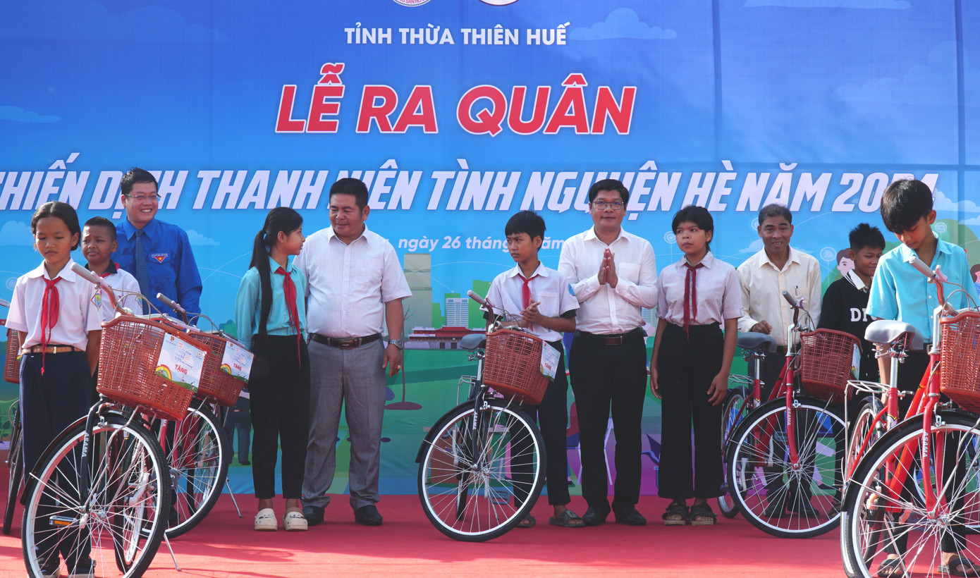 Tặng 15 xe đạp cho học sinh nghèo. Tặng 15 xe đạp cho học sinh nghèo.