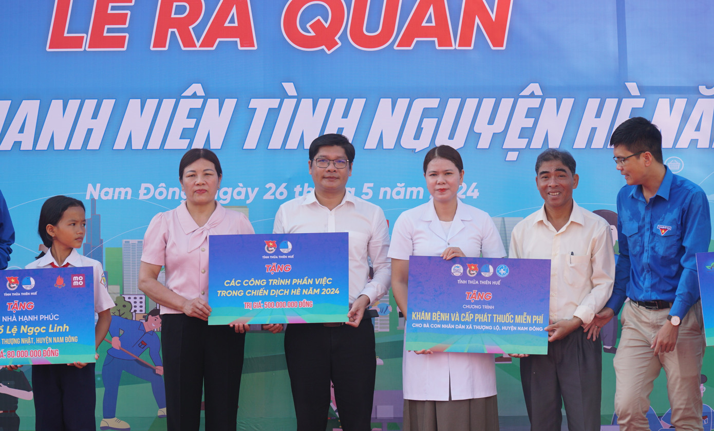 Trao biển tượng trưng hỗ trợ các công trình, phần việc do đoàn viên, thanh niên tỉnh TT-Huế đảm trách trong chiến dịch thanh niên tình nguyện hè năm nay. Trao biển tượng trưng hỗ trợ các công trình, phần việc do đoàn viên, thanh niên tỉnh TT-Huế đảm trách trong chiến dịch thanh niên tình nguyện hè năm nay.