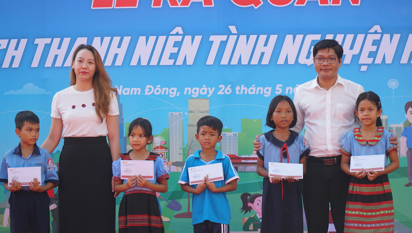 Trao quà cho các em thiếu nhi miền núi Nam Đông. Trao quà cho các em thiếu nhi miền núi Nam Đông.