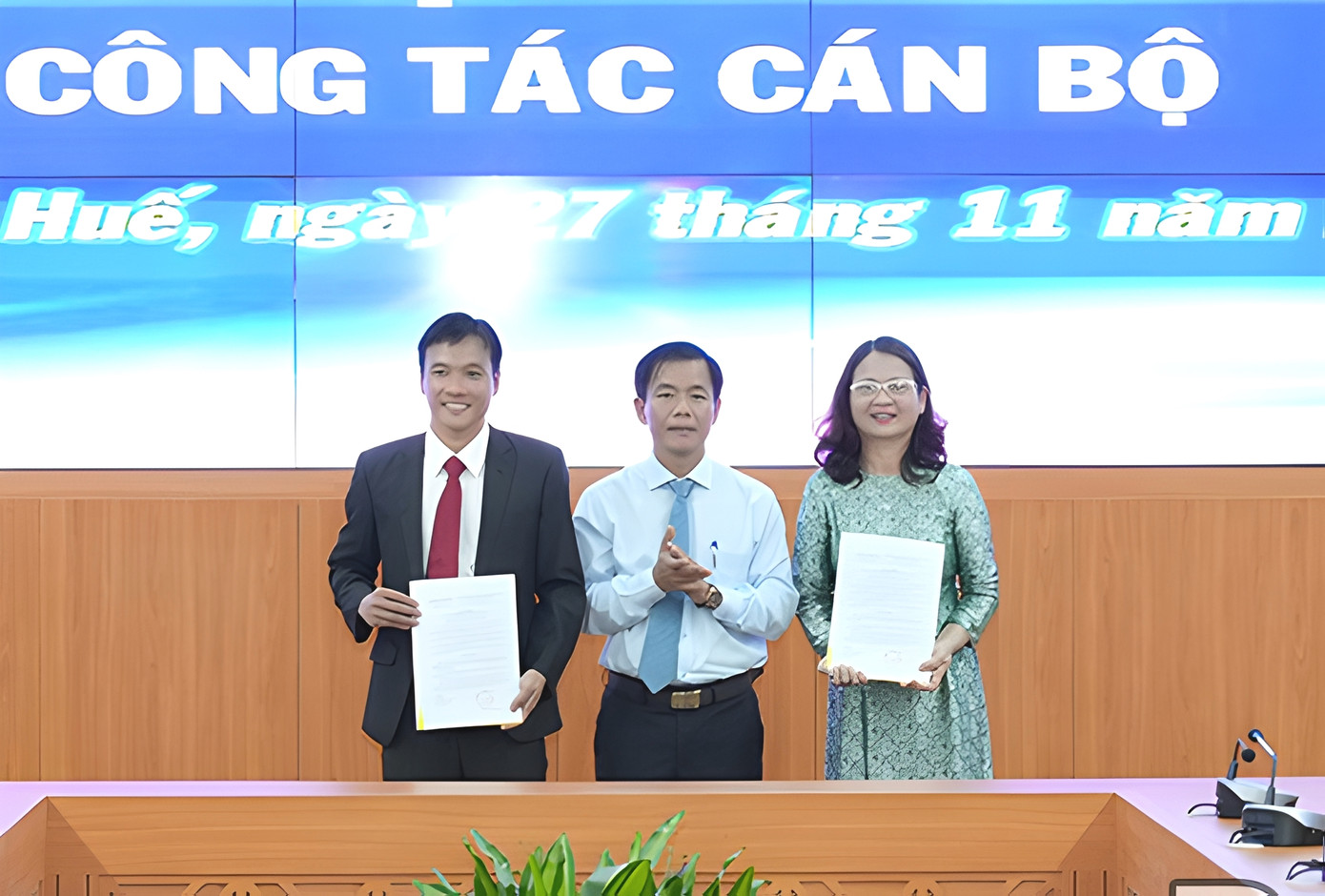 Ông Trương Nguyễn Thiện Nhân (bìa trái) và bà Võ Thị Quế Hương được bổ nhiệm giữ chức vụ Phó giám đốc Sở Xây dựng và Sở Kế hoạch & Đầu tư tỉnh TT-Huế. Ông Trương Nguyễn Thiện Nhân (bìa trái) và bà Võ Thị Quế Hương được bổ nhiệm giữ chức vụ Phó giám đốc Sở Xây dựng và Sở Kế hoạch & Đầu tư tỉnh TT-Huế.