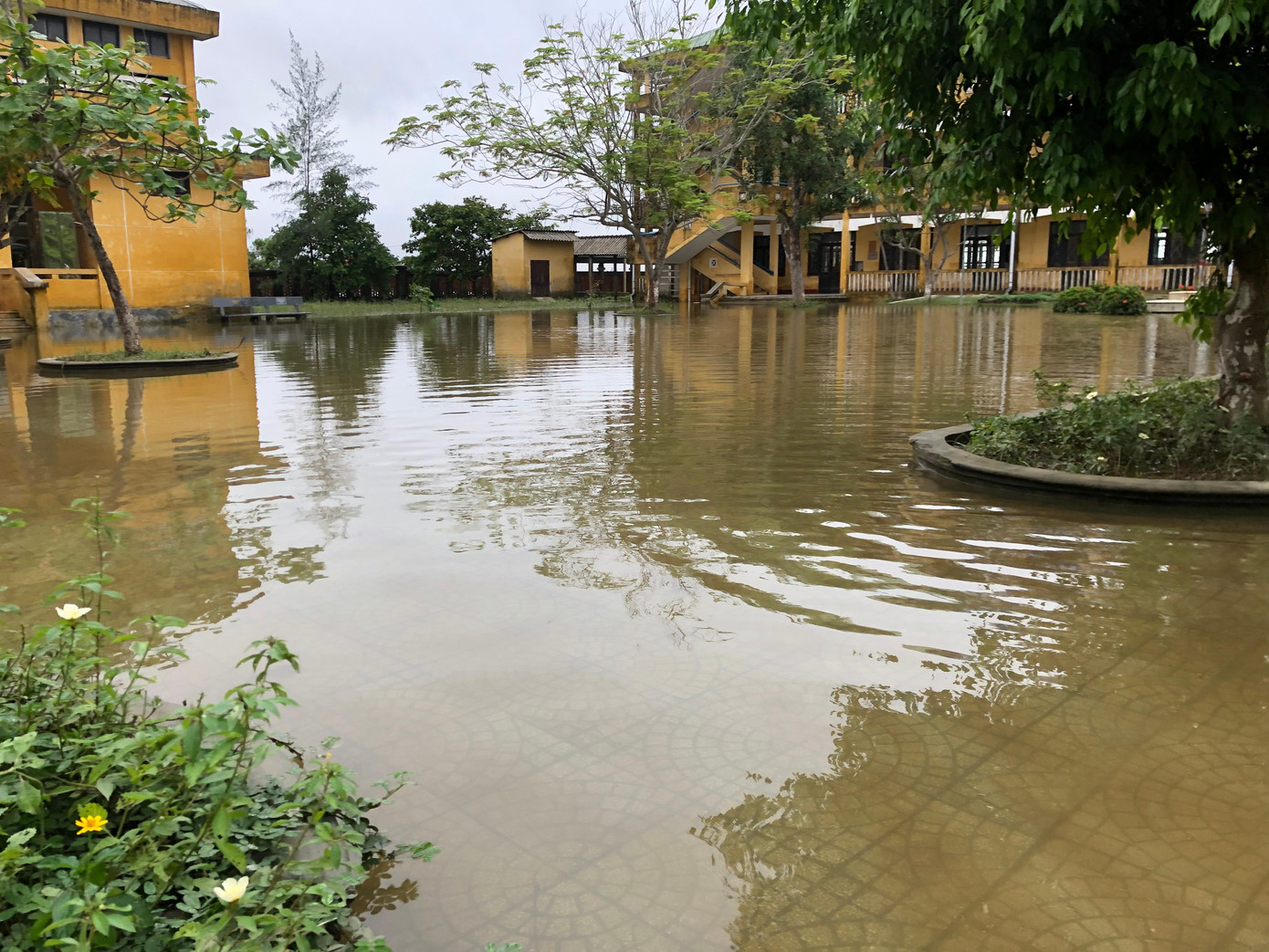 Bên trong một ngôi trường ngập lụt