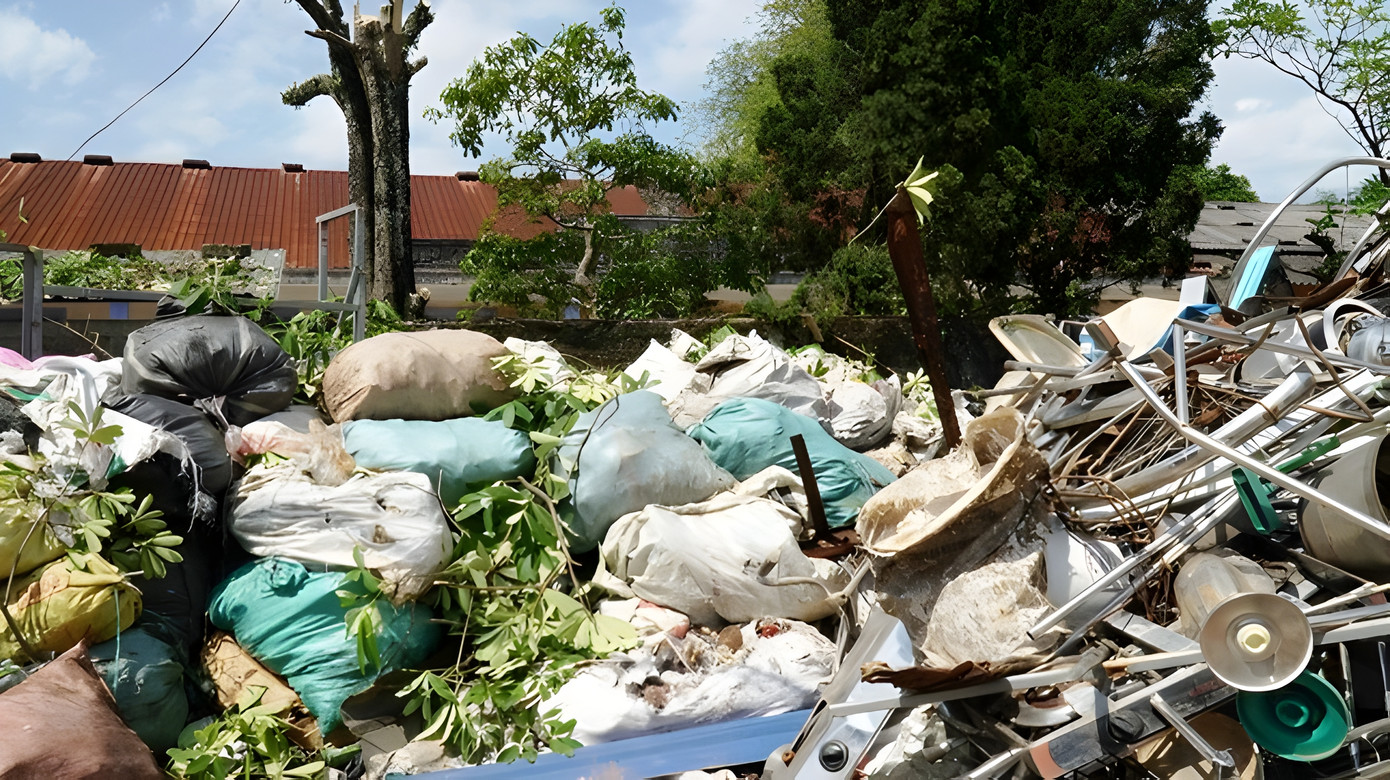Đến năm 2018, dự án hoàn thành xây dựng nhưng do vướng Luật Đất đai nên không thể đưa vào sử dụng. Hàng chục hộ gia đình chuyên làm nghề kinh doanh phế liệu tại thị xã Hương Thủy không thể di dời đến khu quy hoạch tập trung như mong mỏi qua nhiều năm trời. (Trong ảnh là tình trạng “rác” phế liệu tràn ngập khu dân cư tại thị xã Hương Thủy).