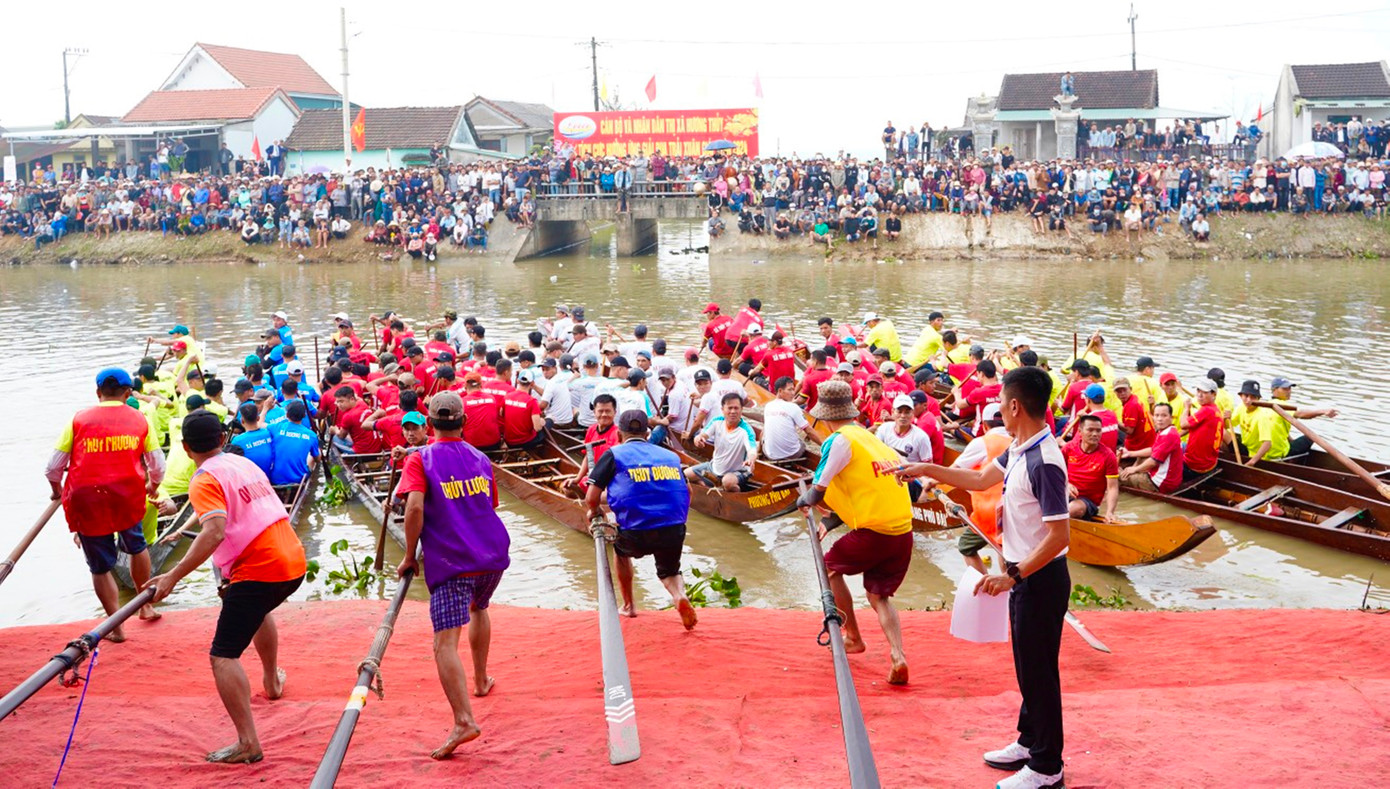 Ngày 18/2 (mùng 9 tháng Giêng âm lịch), tại sông Lợi Nông (phường Thủy Phương) đã diễn ra giải đua trải truyền thống thị xã Hương Thủy, thu hút hàng nghìn khán giả đến cổ vũ. Ngày 18/2 (mùng 9 tháng Giêng âm lịch), tại sông Lợi Nông (phường Thủy Phương) đã diễn ra giải đua trải truyền thống thị xã Hương Thủy, thu hút hàng nghìn khán giả đến cổ vũ.