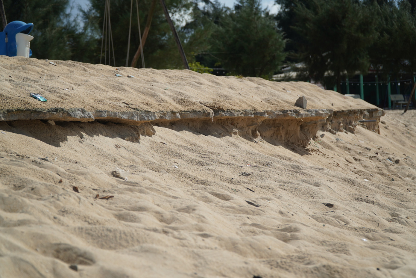 Theo Sở Nông nghiệp và Phát triển nông thôn tỉnh TT-Huế, hiện UBND tỉnh xem xét bố trí nguồn vốn tiếp tục triển khai xử lý khẩn cấp các đoạn sạt lở bờ biển xung yếu qua các thôn Tân An, Trung An, Xuân An (xã Phú Thuận, huyện Phú Vang), với tổng kinh phí dự kiến khoảng 250 tỷ đồng, bằng nguồn kinh phí khắc phục hậu quả thiên tai và nguồn ngân sách tỉnh.