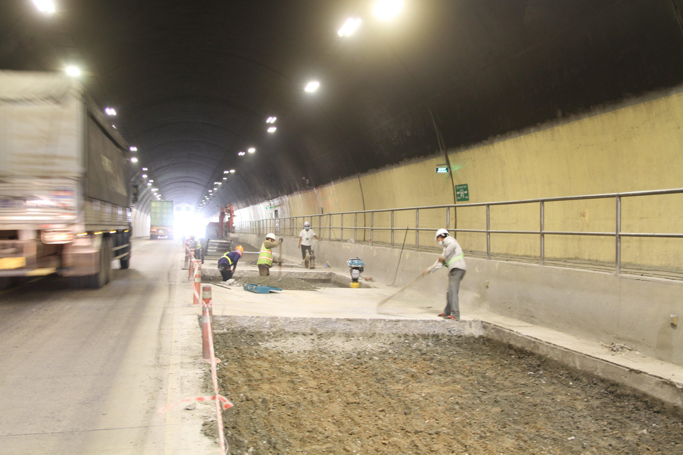 Một làn đường hầm Phước Tượng trong giai đoạn sửa chữa