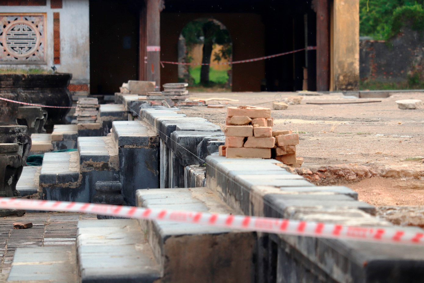 Điện đặt trên nền đài cao gần 1m, bó vỉa bằng gạch vồ và đá thanh. (Ảnh: Ngọc Văn)