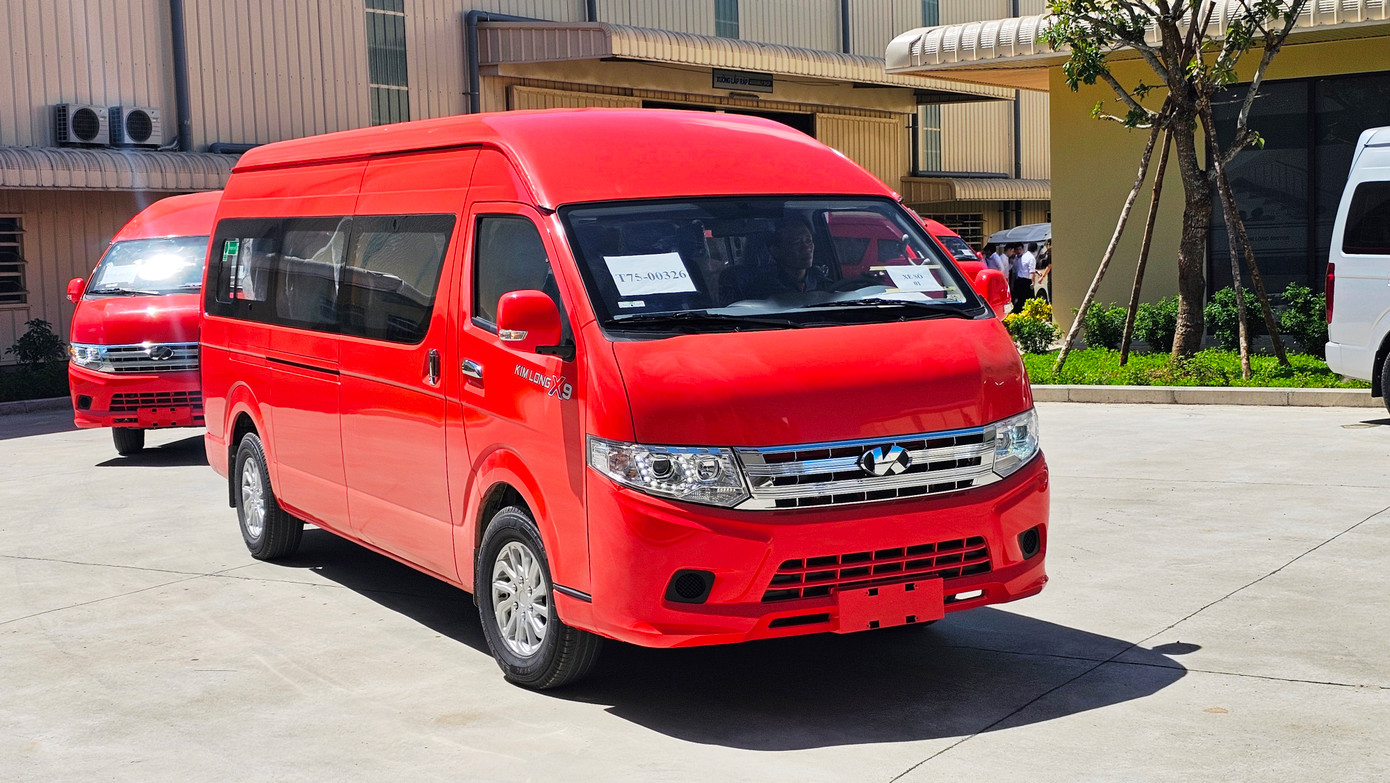 Những chiếc minibus Kim Long X9 vừa xuất xưởng.