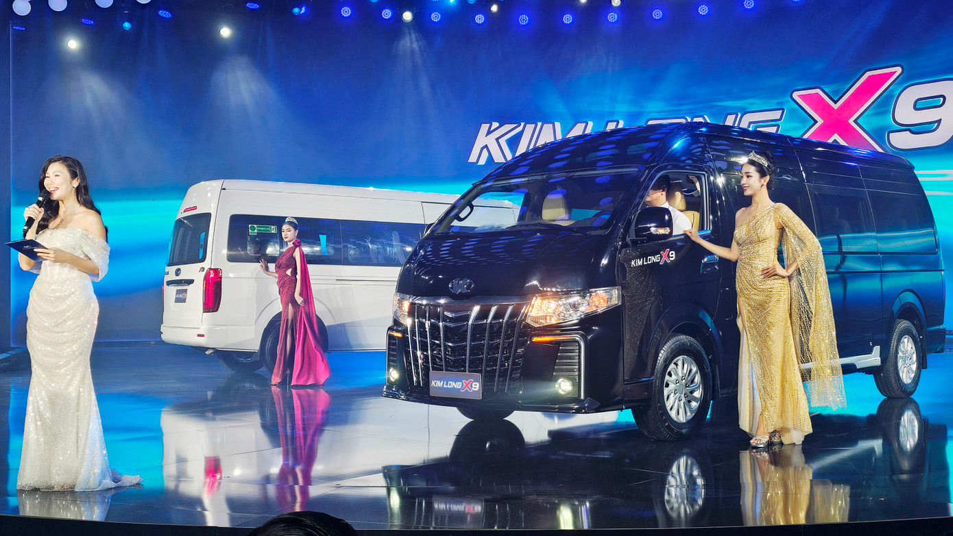 Lễ ra mắt xe minibus Kim Long X9 tại Khu liên hợp sản xuất, lắp ráp ô tô Kim Long Motor Huế.