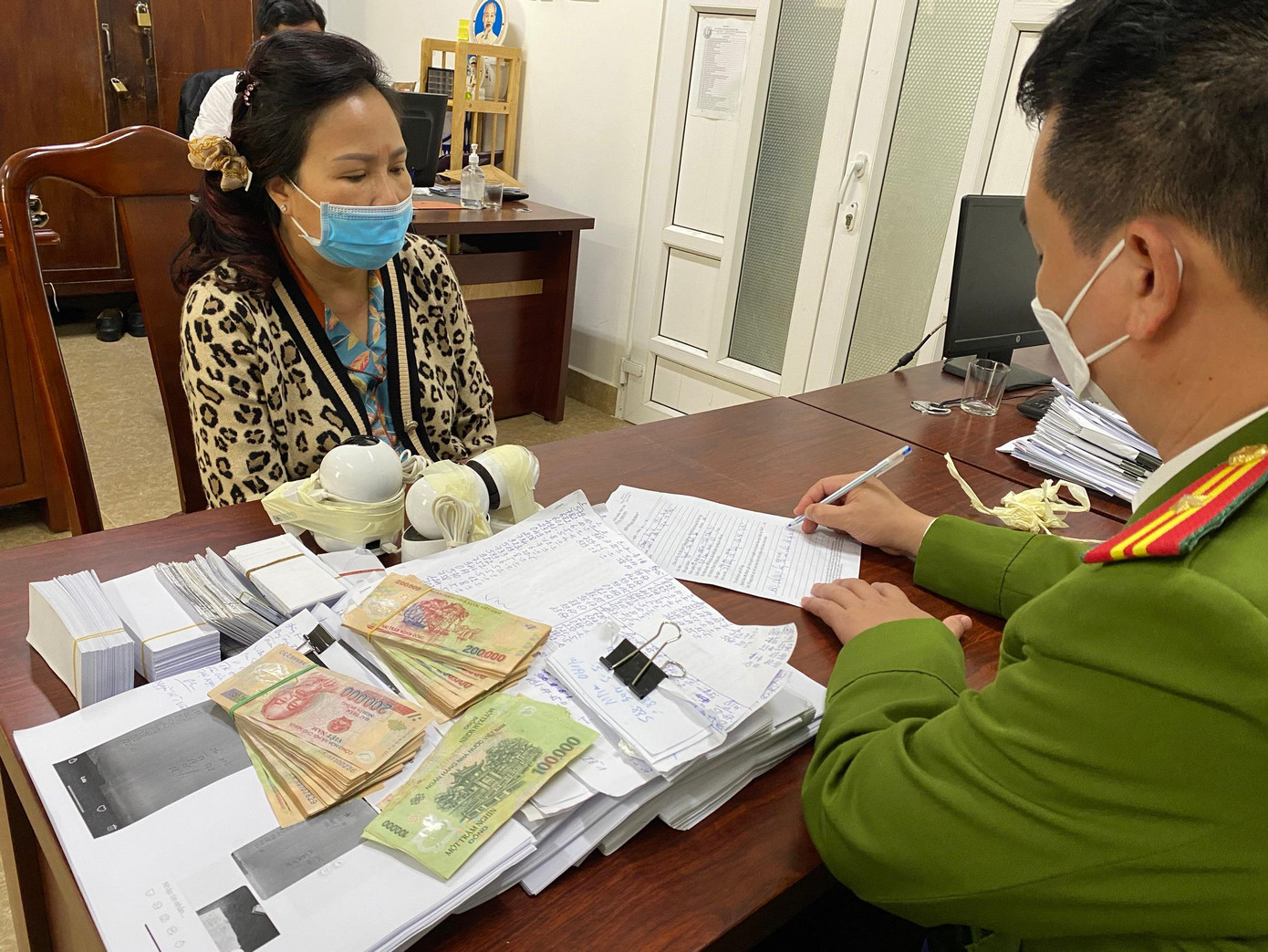 Công an lấy lời khai đối tượng cầm đầu Nguyễn Thị Thanh Vân.