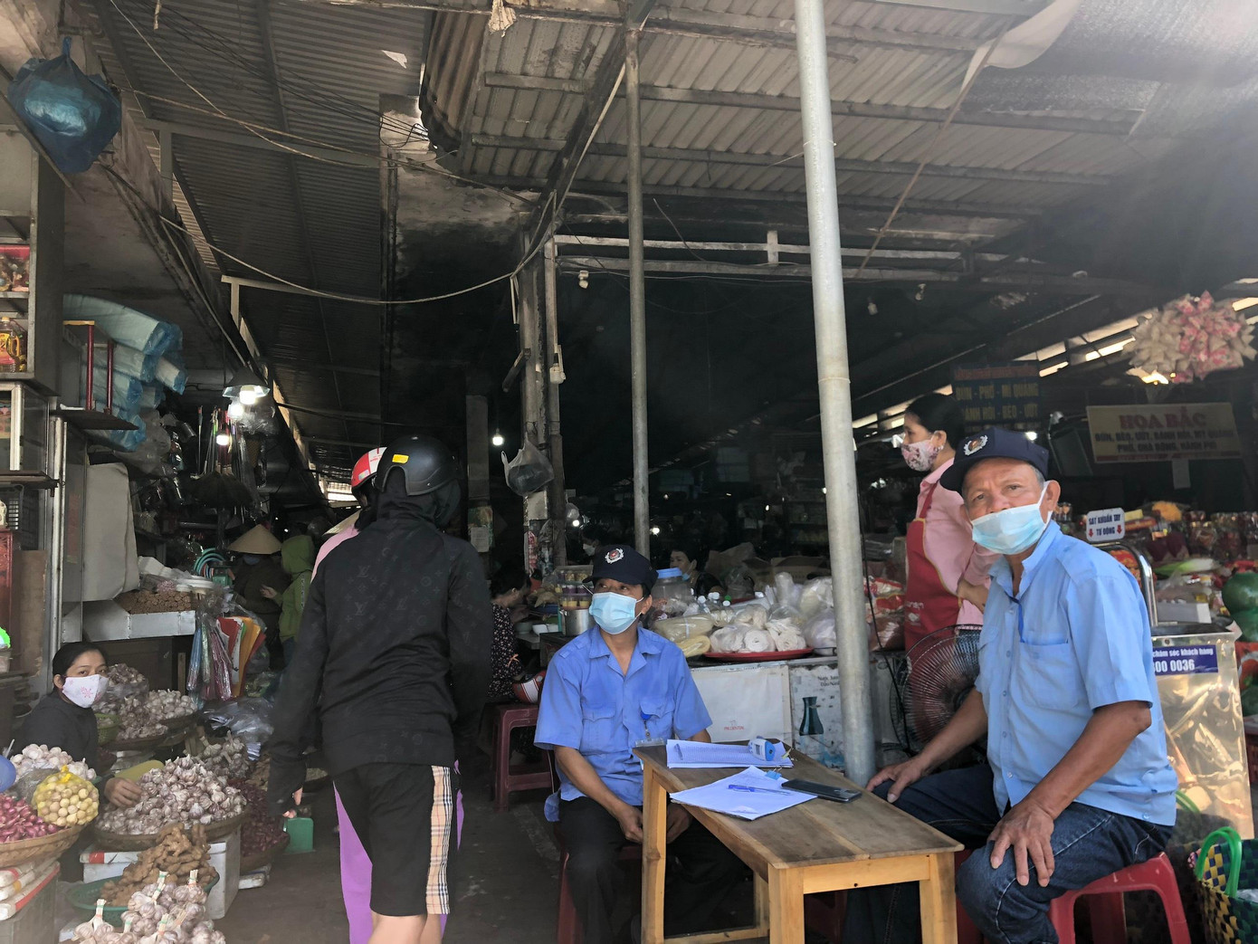 Chốt kiểm soát người ra vào chợ để bảo đảm quy định phòng chống dịch bệnh Chốt kiểm soát người ra vào chợ để bảo đảm quy định phòng chống dịch bệnh