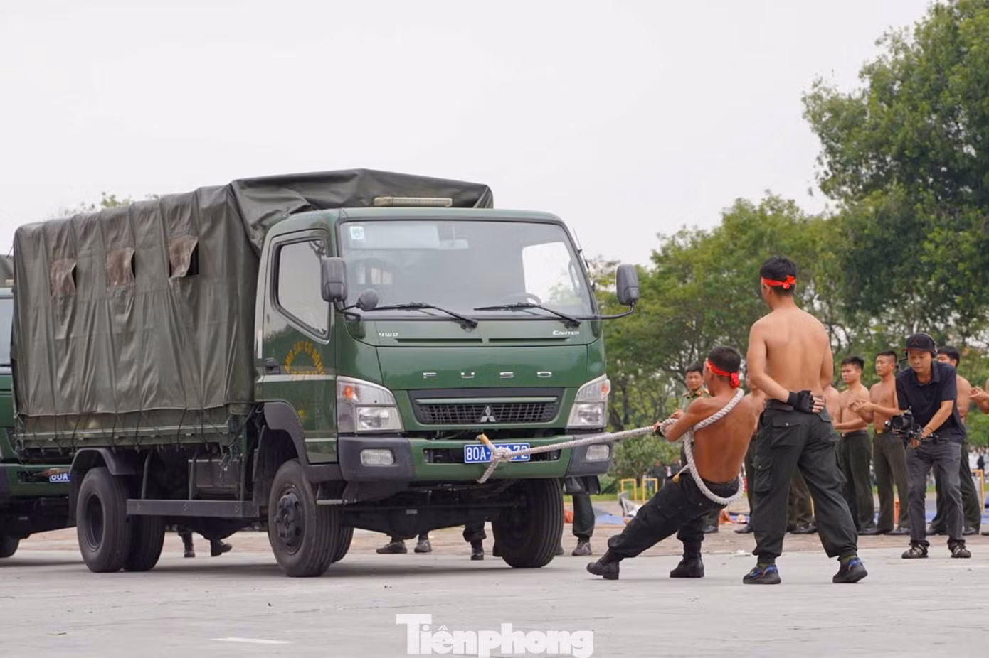 150 cán bộ, chiến sĩ biểu diễn khí công, thể hiện khả năng tấn công, công phá phi thường và các vận động vượt qua địa hình, vật cản, bắn súng ứng dụng, vận động cơ bản, công phá mục tiêu...