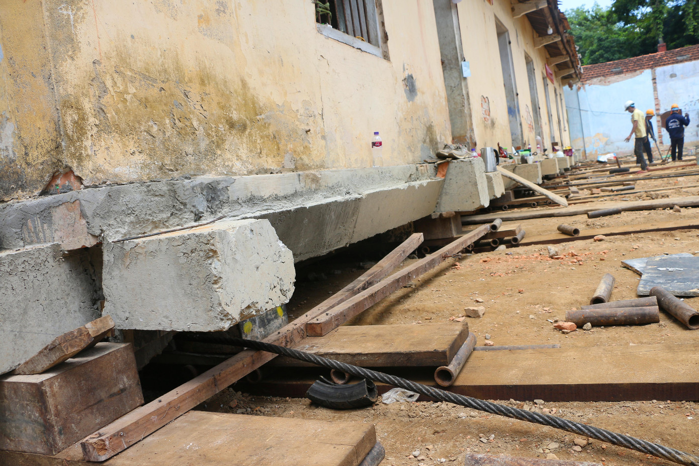 Để đảm bảo toàn bộ kết cấu công trình điện Đại Hùng không bị ảnh hưởng, nứt nẻ, bong tróc trong quá trình dịch chuyển, “thần đèn” Nguyễn Văn Cư cùng các công nhân đã thực hiện gia cố chắc phần móng bên dưới. Tiếp đến là phần đưa cốt sắt vào đổ đà. Hệ thống đổ đà này có diện tích 180m2.