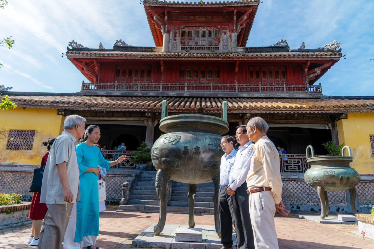 Các hình ảnh trang trí trên Cửu đỉnh được coi là một bộ bách khoa toàn thư sống động về đất nước Việt Nam thời bấy giờ. Các hình ảnh trang trí trên Cửu đỉnh được coi là một bộ bách khoa toàn thư sống động về đất nước Việt Nam thời bấy giờ.