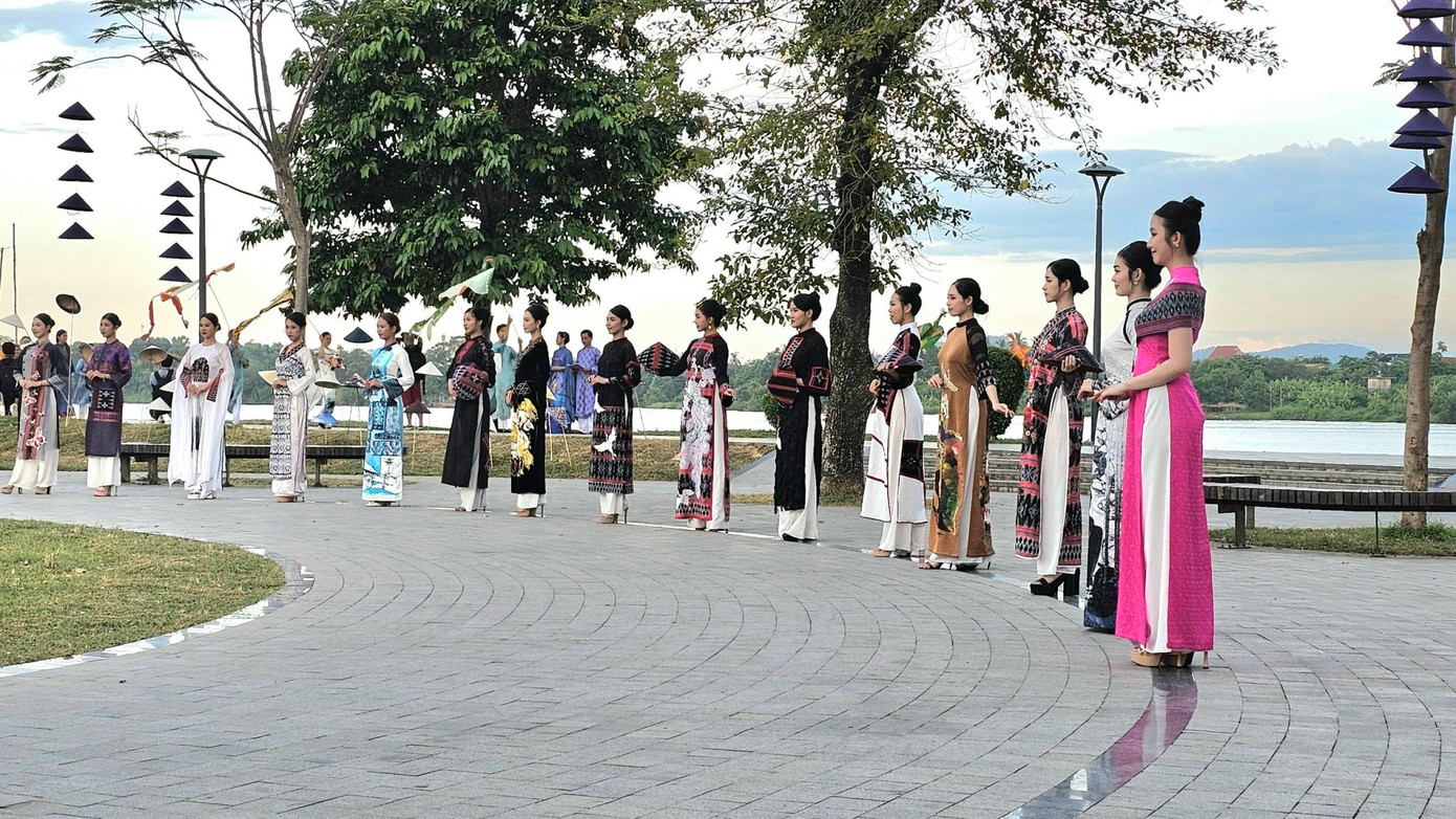 Một lễ hội áo dài tại Huế. Một lễ hội áo dài tại Huế.