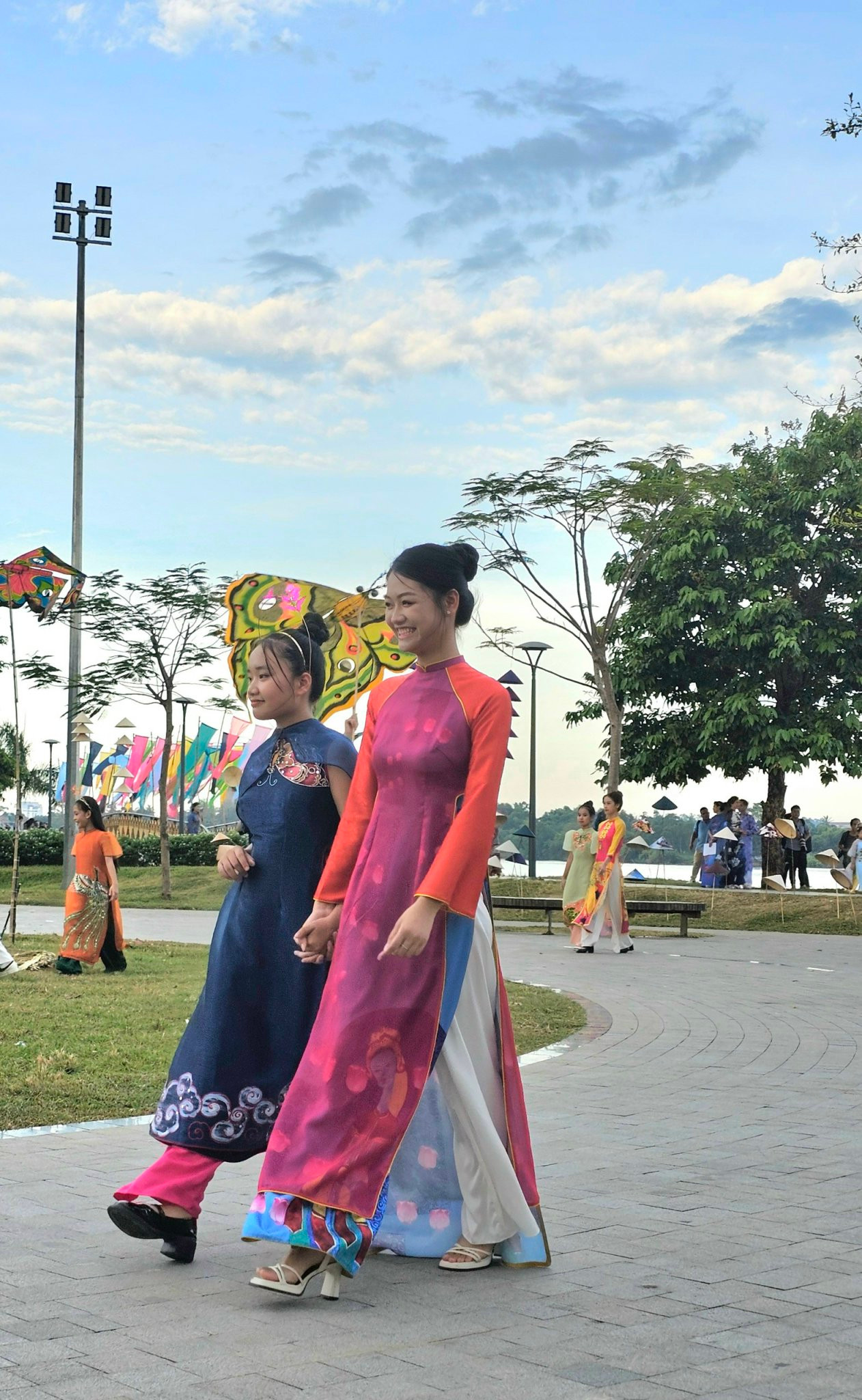 Hoạt động quảng bá áo dài Huế. Hoạt động quảng bá áo dài Huế.