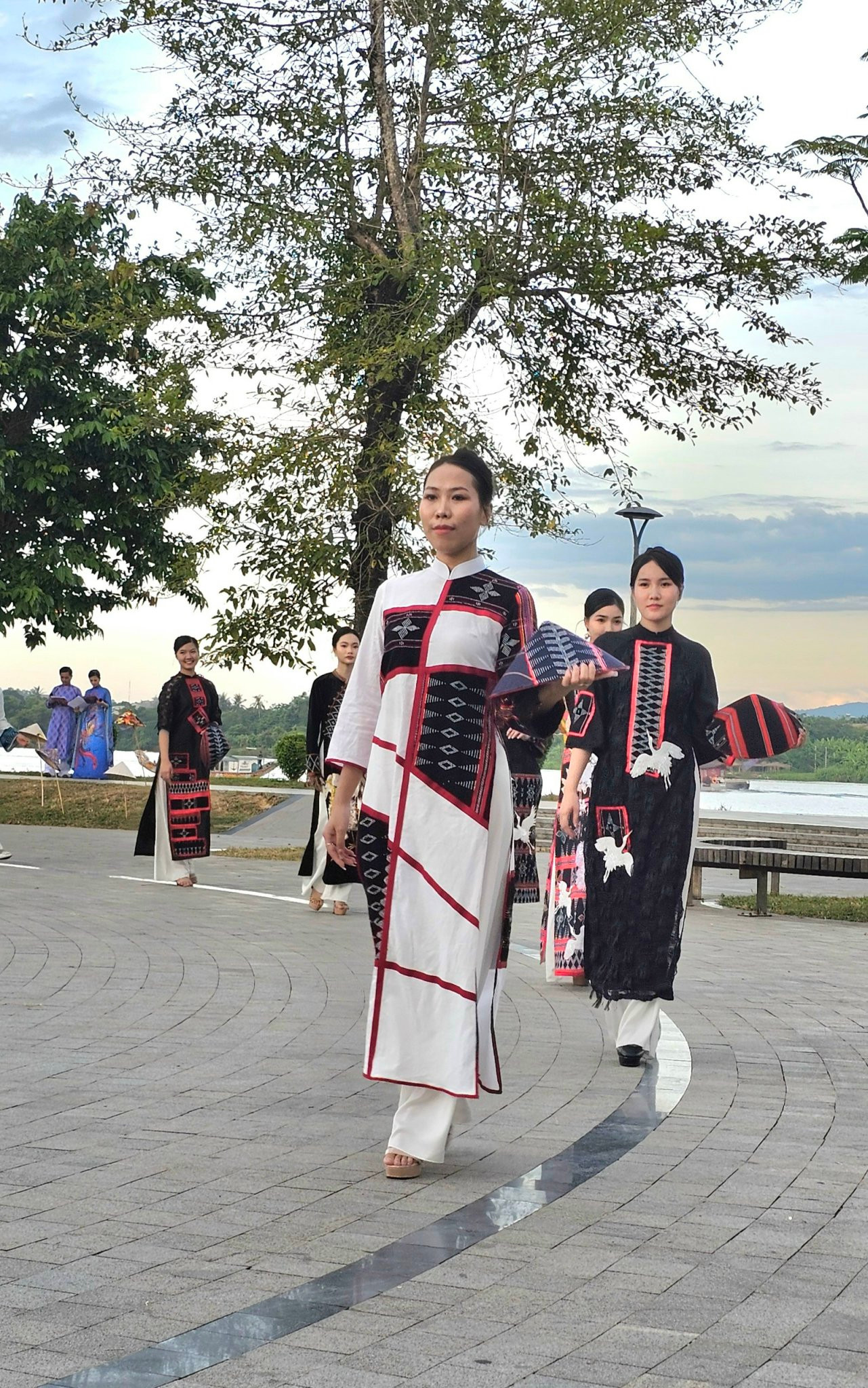 Trình diễn áo dài trong khuôn khổ Tuần lễ Festival quốc tế Huế 2024. Trình diễn áo dài trong khuôn khổ Tuần lễ Festival quốc tế Huế 2024.