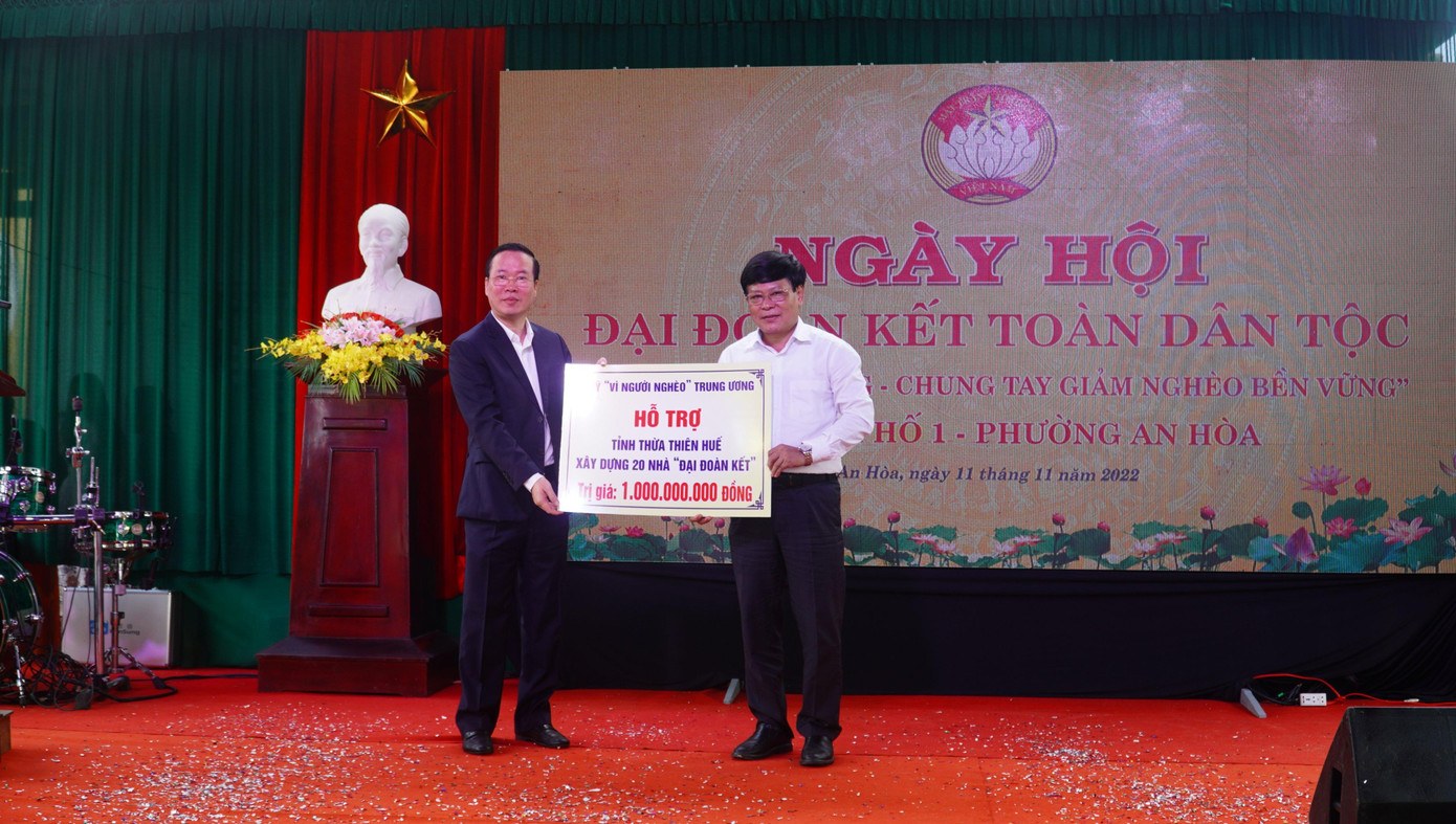 Trao biển tượng trưng hỗ trợ xây dựng 20 ngôi nhà “Đại đoàn kết” cho người dân TP Huế, với trị giá 1 tỷ đồng, từ nguồn quỹ “Vì người nghèo” Trung ương. Trao biển tượng trưng hỗ trợ xây dựng 20 ngôi nhà “Đại đoàn kết” cho người dân TP Huế, với trị giá 1 tỷ đồng, từ nguồn quỹ “Vì người nghèo” Trung ương.