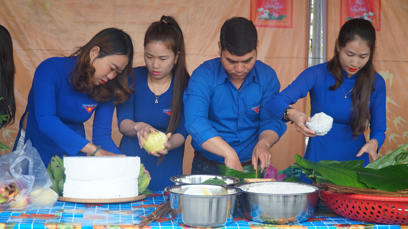Ngày hội bánh chưng xanh vì người nghèo. Ngày hội bánh chưng xanh vì người nghèo.