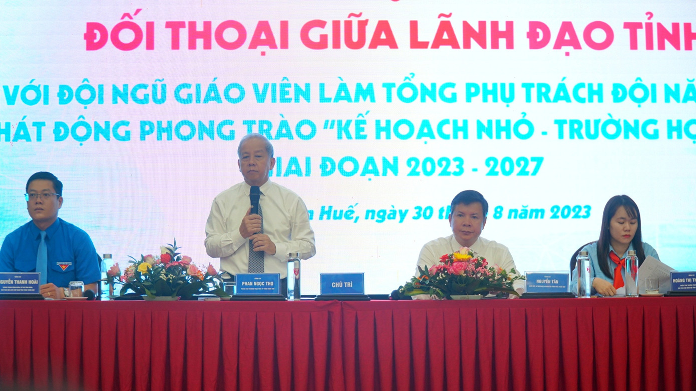 Phó Bí thư Thường trực Tỉnh ủy TT-Huế Phan Ngọc Thọ đối thoại với cán bộ phụ trách thiếu nhi, giáo viên làm Tổng phụ trách Đội. Phó Bí thư Thường trực Tỉnh ủy TT-Huế Phan Ngọc Thọ đối thoại với cán bộ phụ trách thiếu nhi, giáo viên làm Tổng phụ trách Đội.