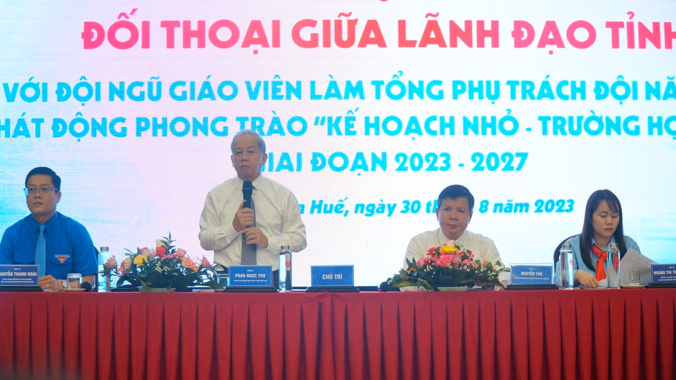 Phó Bí thư Thường trực Tỉnh ủy TT-Huế Phan Ngọc Thọ đối thoại với cán bộ phụ trách thiếu nhi, giáo viên làm Tổng phụ trách Đội.