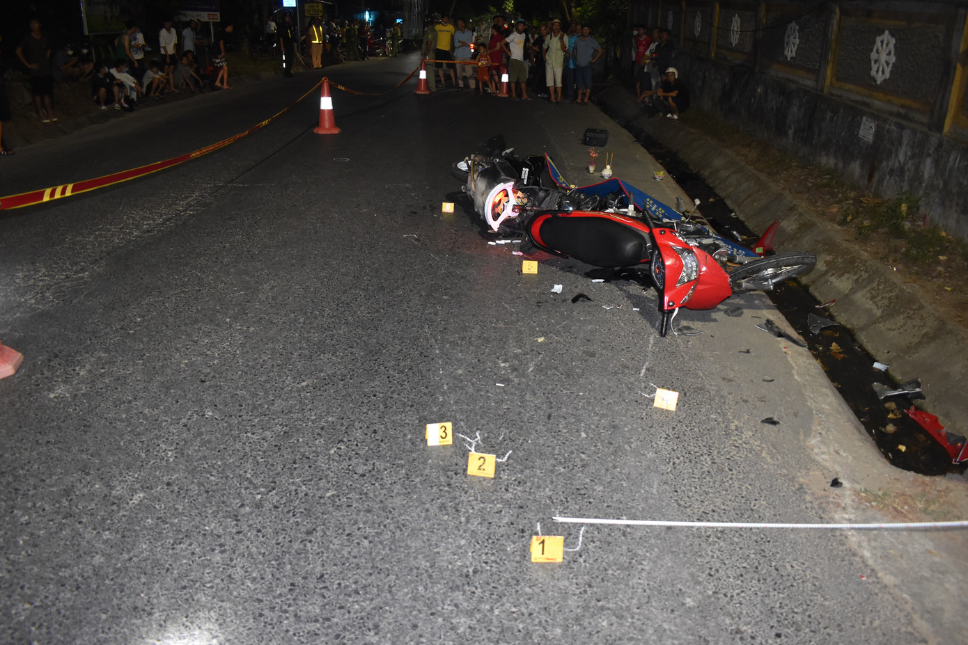 Hiện trường vụ tai nạn giao thông làm 1 người chết, 1 người bị thương năm 2023. Hiện trường vụ tai nạn giao thông làm 1 người chết, 1 người bị thương năm 2023.