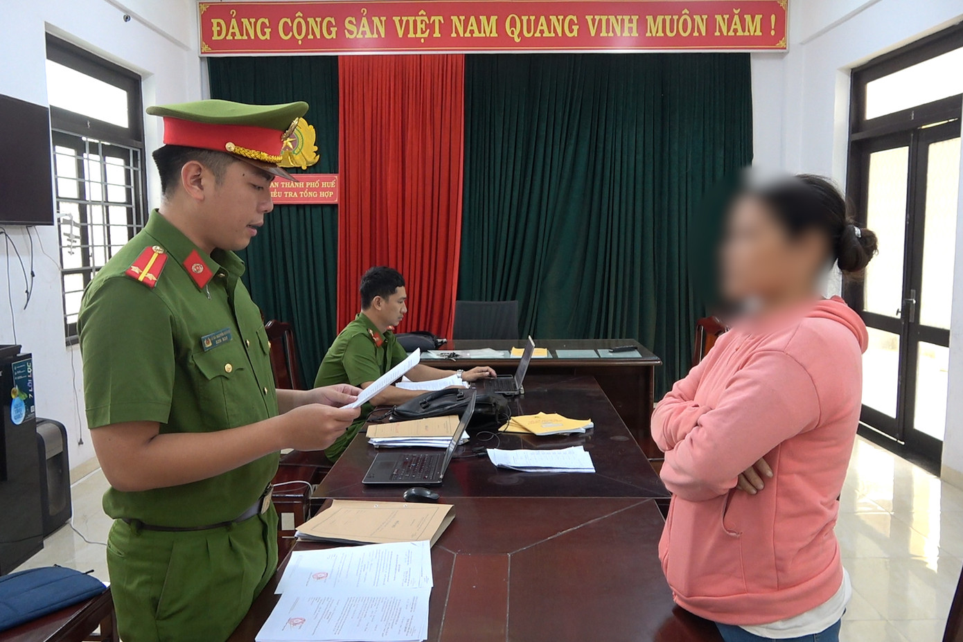 Cơ quan Cảnh sát Điều tra Công an TP. Huế đọc lệnh khởi tố hình sự đối với bà Hoàng Thị Kim Lan. Cơ quan Cảnh sát Điều tra Công an TP. Huế đọc lệnh khởi tố hình sự đối với bà Hoàng Thị Kim Lan.