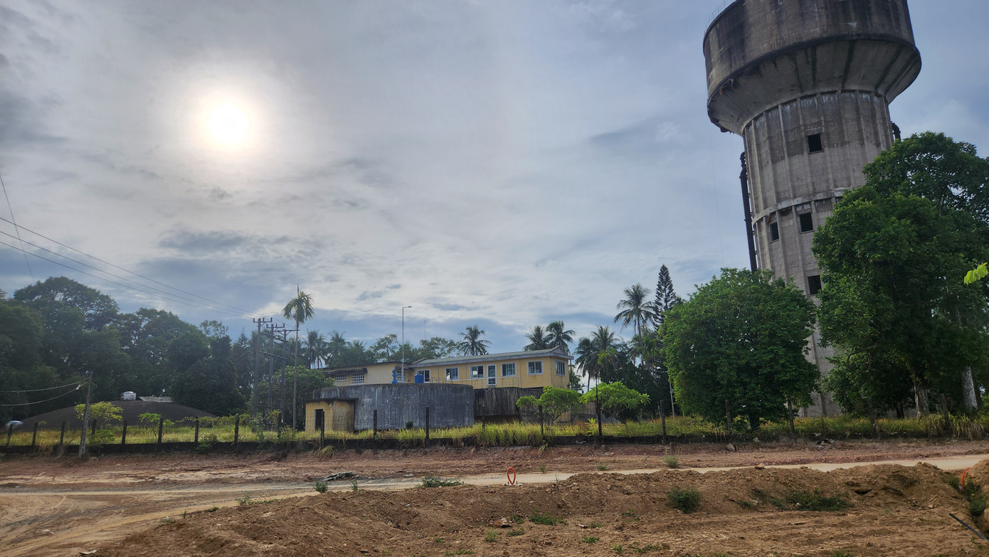 Khác với khu vực phía đông, phần đất phía tây của cồn Dã Viên hiện còn tồn tại nhiều công trình xưa cổ, nơi có nhà máy nước sinh hoạt xây dựng từ thời Pháp (riêng thủy đài xây dựng từ năm 1953), đài Quan Phong, sự đa dạng về hệ thực vật, cây xanh… Khác với khu vực phía đông, phần đất phía tây của cồn Dã Viên hiện còn tồn tại nhiều công trình xưa cổ, nơi có nhà máy nước sinh hoạt xây dựng từ thời Pháp (riêng thủy đài xây dựng từ năm 1953), đài Quan Phong, sự đa dạng về hệ thực vật, cây xanh…