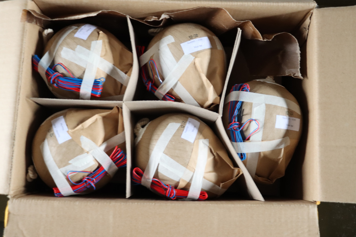 Các quả pháo hoa được sắp xếp cẩn thận trong thùng carton, đảm bảo an toàn khi chuyển đến các điểm bắn.
