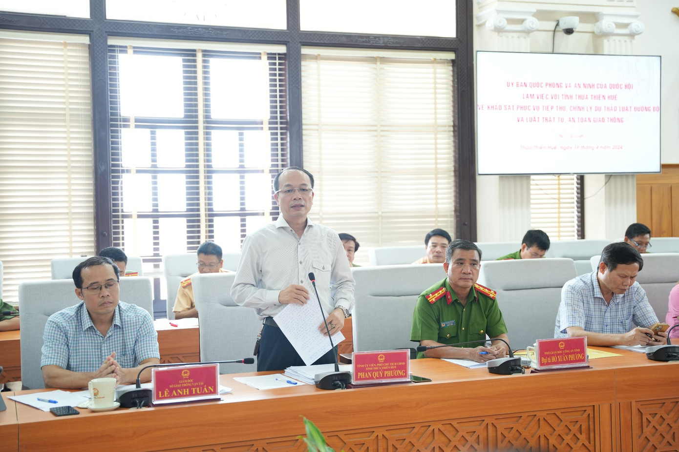 Phó Chủ tịch UBND tỉnh TT-Huế Phan Quý Phương nêu những nội dung theo đề nghị của đoàn công tác và kiến nghị khắc phục bất cập trên tuyến cao tốc Cam Lộ - La Sơn.