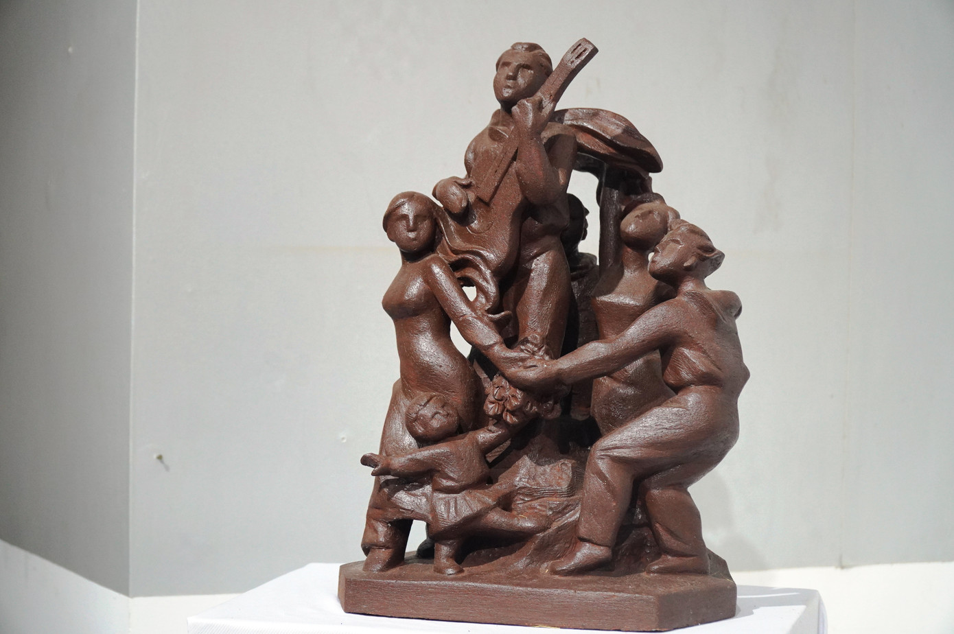 Cũng có mẫu phác thảo khắc họa nhân vật chính là nhạc sĩ, xung quanh có nhiều người quây quần cùng nhau say sưa cất lời ca, tiếng hát…