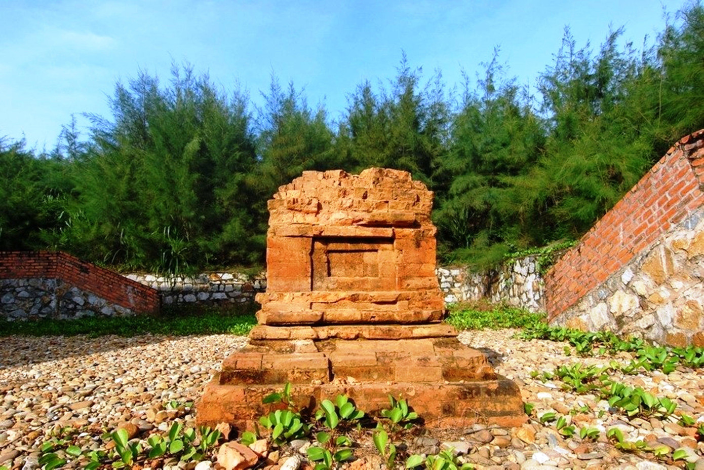 Ngày 14/3/2022, Tổ chức Kỷ lục Việt Nam (VietKings) quyết định xác lập Kỷ lục Việt Nam đối với tháp Phú Diên, với tiêu chí “Tháp Phú Diên - tháp Chăm cổ chìm sâu dưới cồn cát ven biển được khai quật và bảo tồn đầu tiên tại Việt Nam