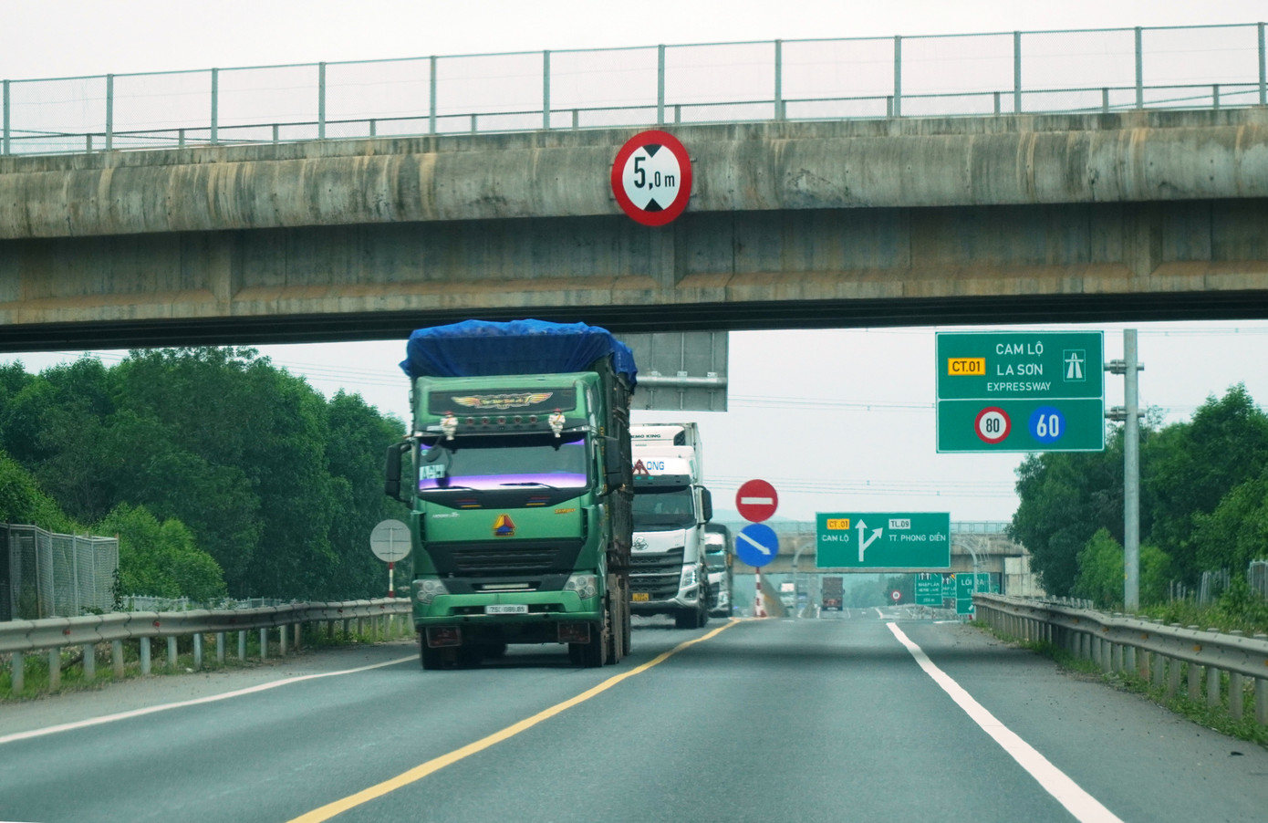 Trước đó, vào ngày 1/4, Cục đường bộ Việt Nam có quyết định điều tiết, phân luồng giao thông dự án thành phần đầu tư xây dựng đoạn Cam Lộ - La Sơn thuộc dự án xây dựng một số đoạn đường bộ cao tốc trên tuyến Bắc - Nam phía Đông giai đoạn 2017 - 2020. Theo đó, xe khách trên 30 chỗ, xe khách giường nằm và ô tô từ 6 trục trở lên không được lưu thông trên đoạn đường này. Ảnh: Ngọc Văn Trước đó, vào ngày 1/4, Cục đường bộ Việt Nam có quyết định điều tiết, phân luồng giao thông dự án thành phần đầu tư xây dựng đoạn Cam Lộ - La Sơn thuộc dự án xây dựng một số đoạn đường bộ cao tốc trên tuyến Bắc - Nam phía Đông giai đoạn 2017 - 2020. Theo đó, xe khách trên 30 chỗ, xe khách giường nằm và ô tô từ 6 trục trở lên không được lưu thông trên đoạn đường này. Ảnh: Ngọc Văn