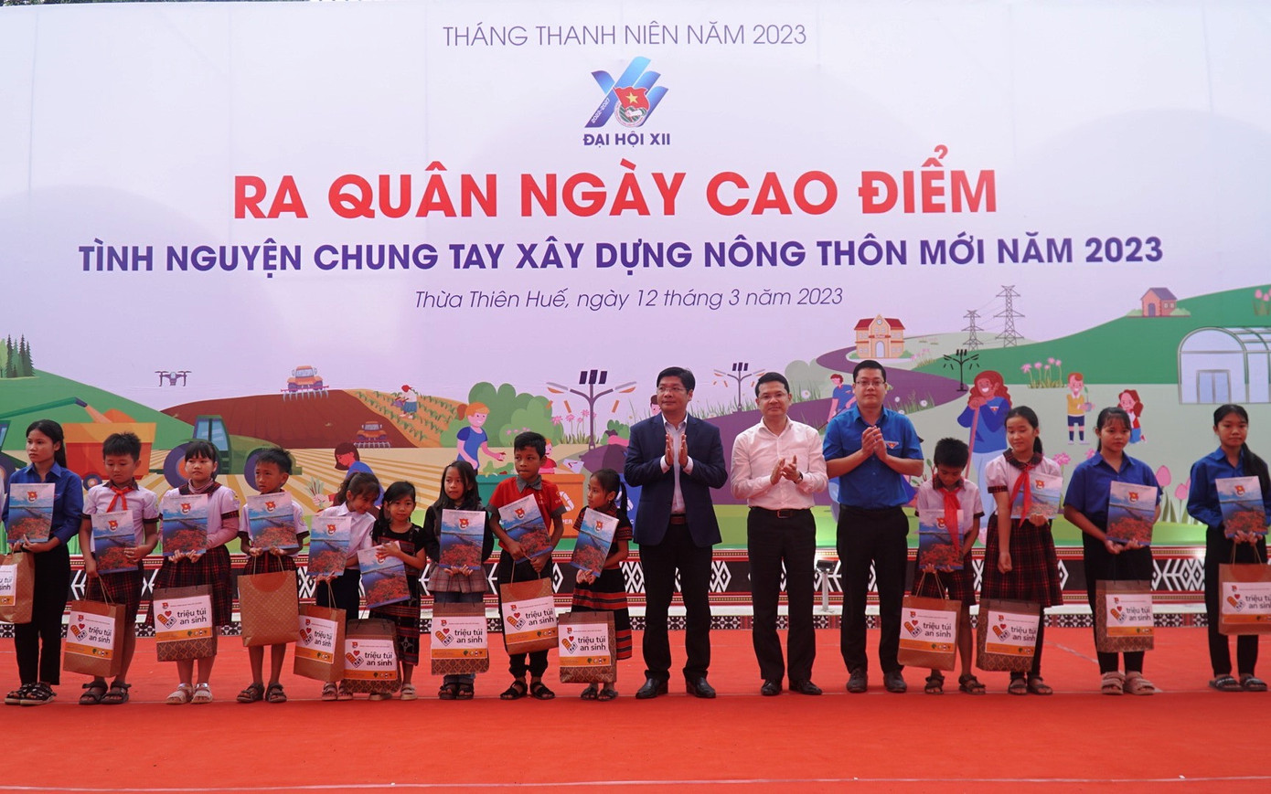 Tặng quà cho học sinh, trẻ em người đồng bào dân tộc thiểu số.