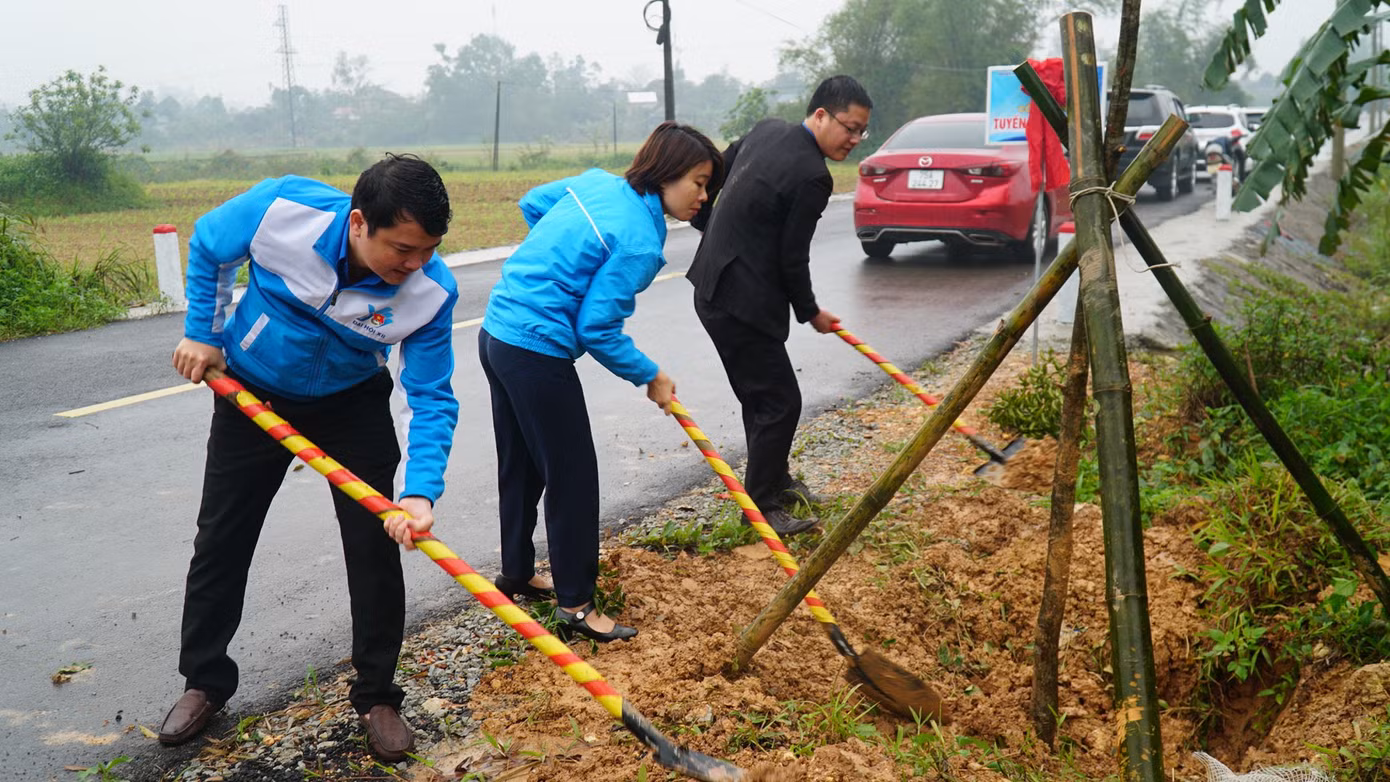 Tham gia trồng cây xanh, cải tạo môi trường cảnh quan nông thôn. Tham gia trồng cây xanh, cải tạo môi trường cảnh quan nông thôn.