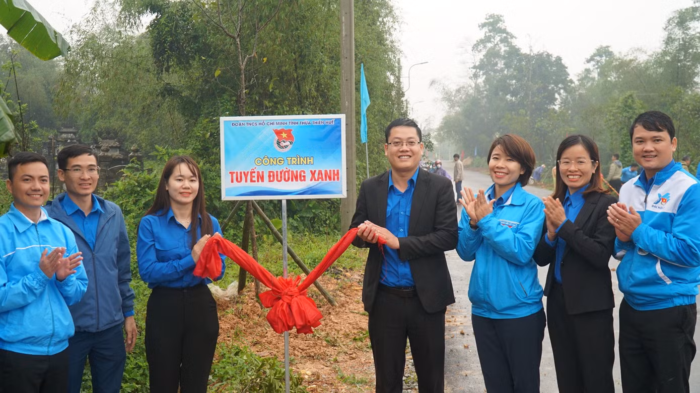 Khánh thành "Tuyến đường xanh" trong Tháng Thanh niên 2023 tại TT-Huế. Khánh thành "Tuyến đường xanh" trong Tháng Thanh niên 2023 tại TT-Huế.